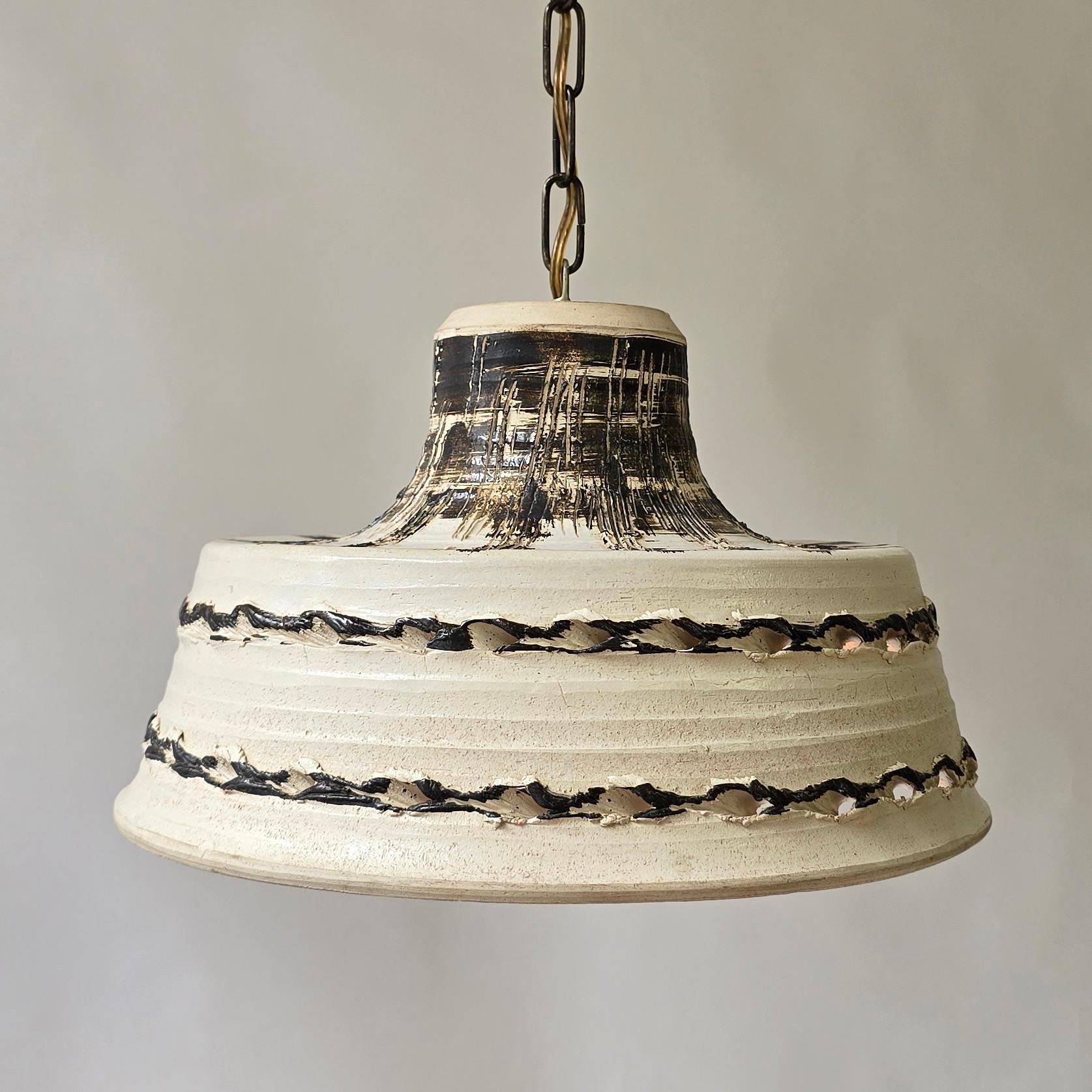 Lámpara colgante de cerámica rústica, dise�ño de estudio artesanal, Francia, años 70

Una exclusiva lámpara colgante de cerámica hecha a mano con una estética cruda y artesanal. Hecha de gres en un tono beige natural, con expresivos detalles de