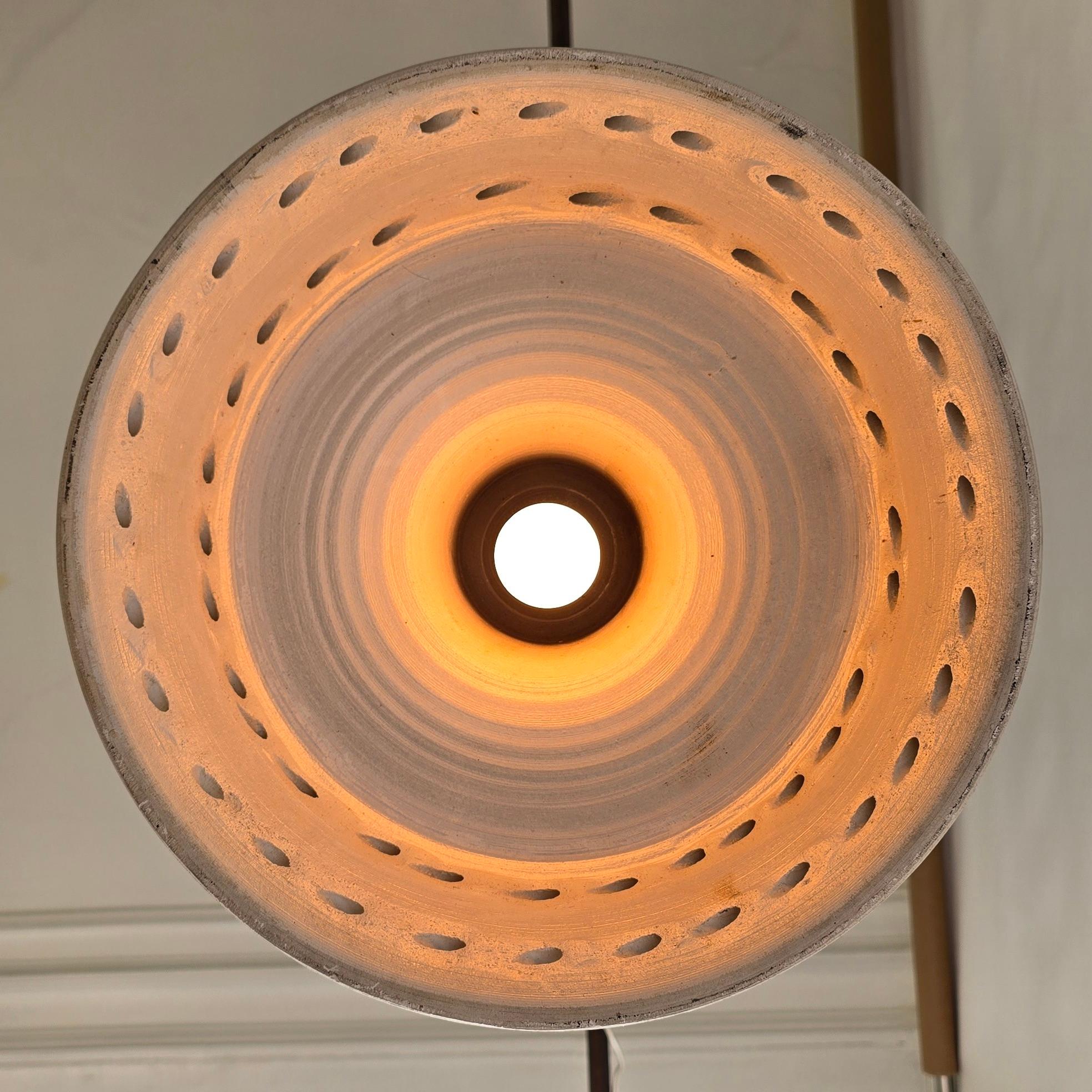 Lámpara colgante de cerámica rústica, diseño de estudio artesanal, Francia, años 70 en Bueno estado para la venta en Antwerp, BE
