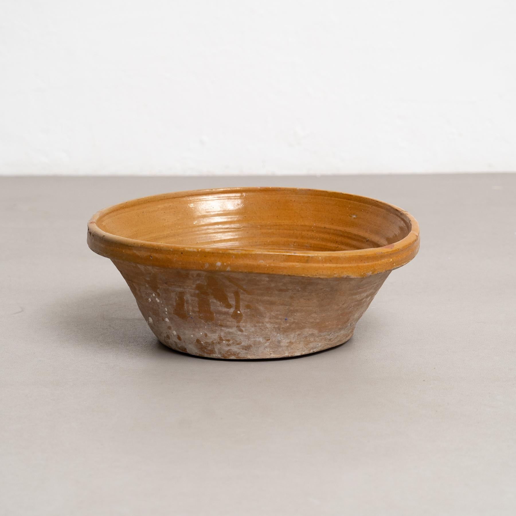 Vase rustique en céramique - Début du 20e siècle, Circa 1940

Ce vase assiette rustique en céramique, fabriqué vers 1940 en Espagne, est une pièce traditionnelle qui reflète le savoir-faire classique de l'époque. Sa conception robuste et