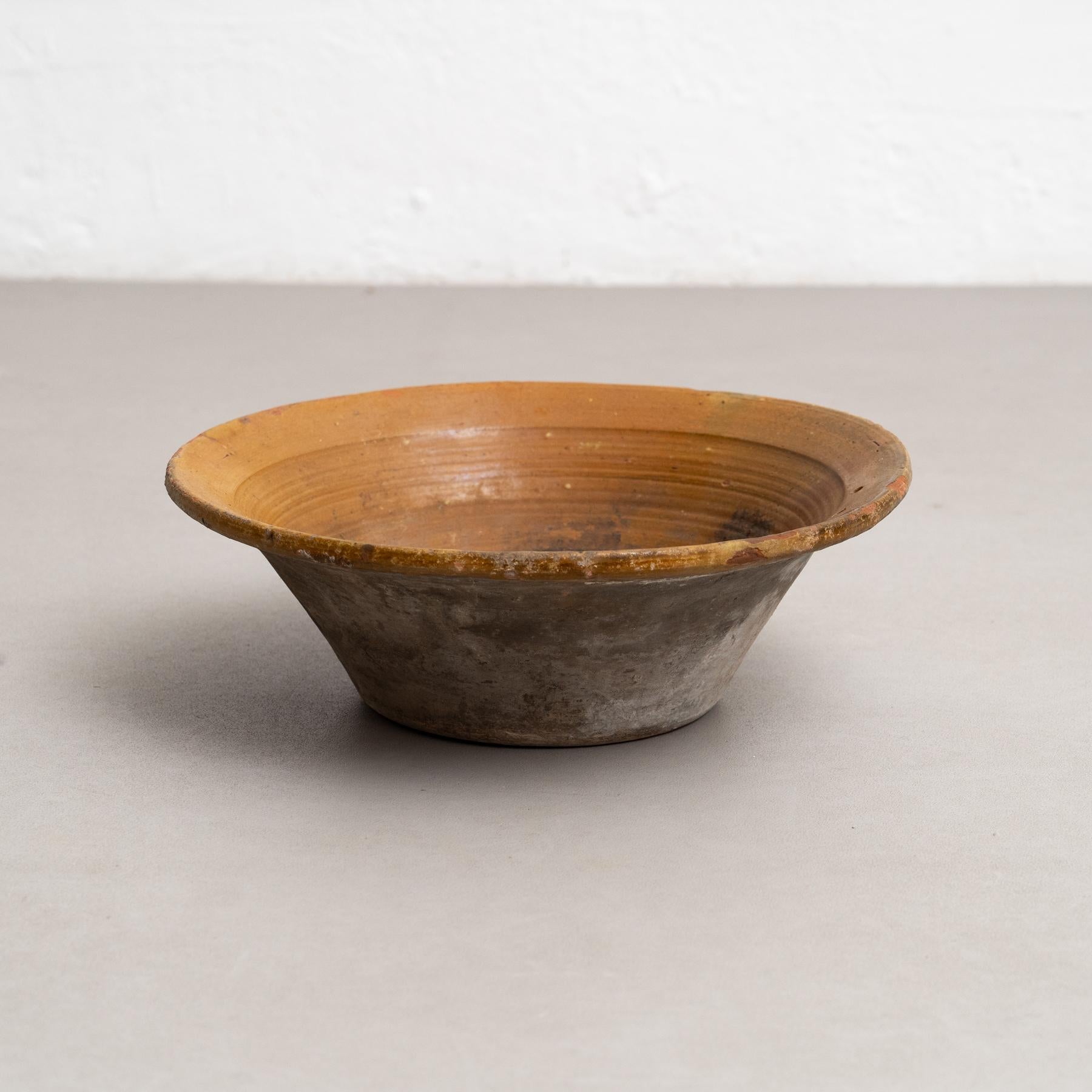Vase rustique en céramique dans un beau ton de terre - Début du 20e siècle, Circa 1940

Ce vase assiette rustique en céramique, produit vers 1940 en Espagne, se distingue par son beau ton de terre et son design traditionnel qui reflète le