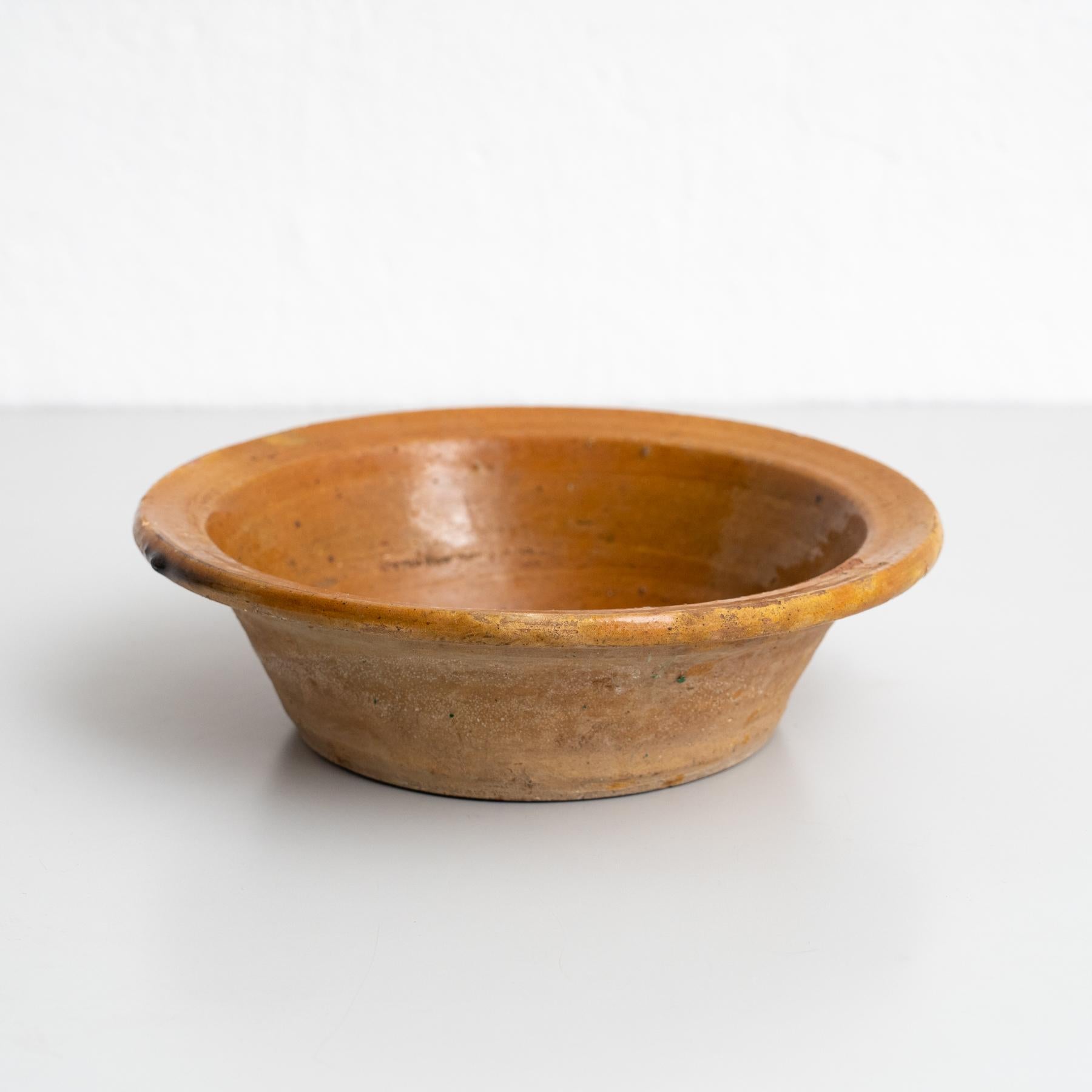 Jarrón plato de cerámica rústica en bonito tono tierra - Principios del siglo XX, circa 1940

Este jarrón plato de cerámica rústica, fabricado hacia 1940 en España, destaca por su hermoso tono tierra y su diseño tradicional que refleja la artesanía