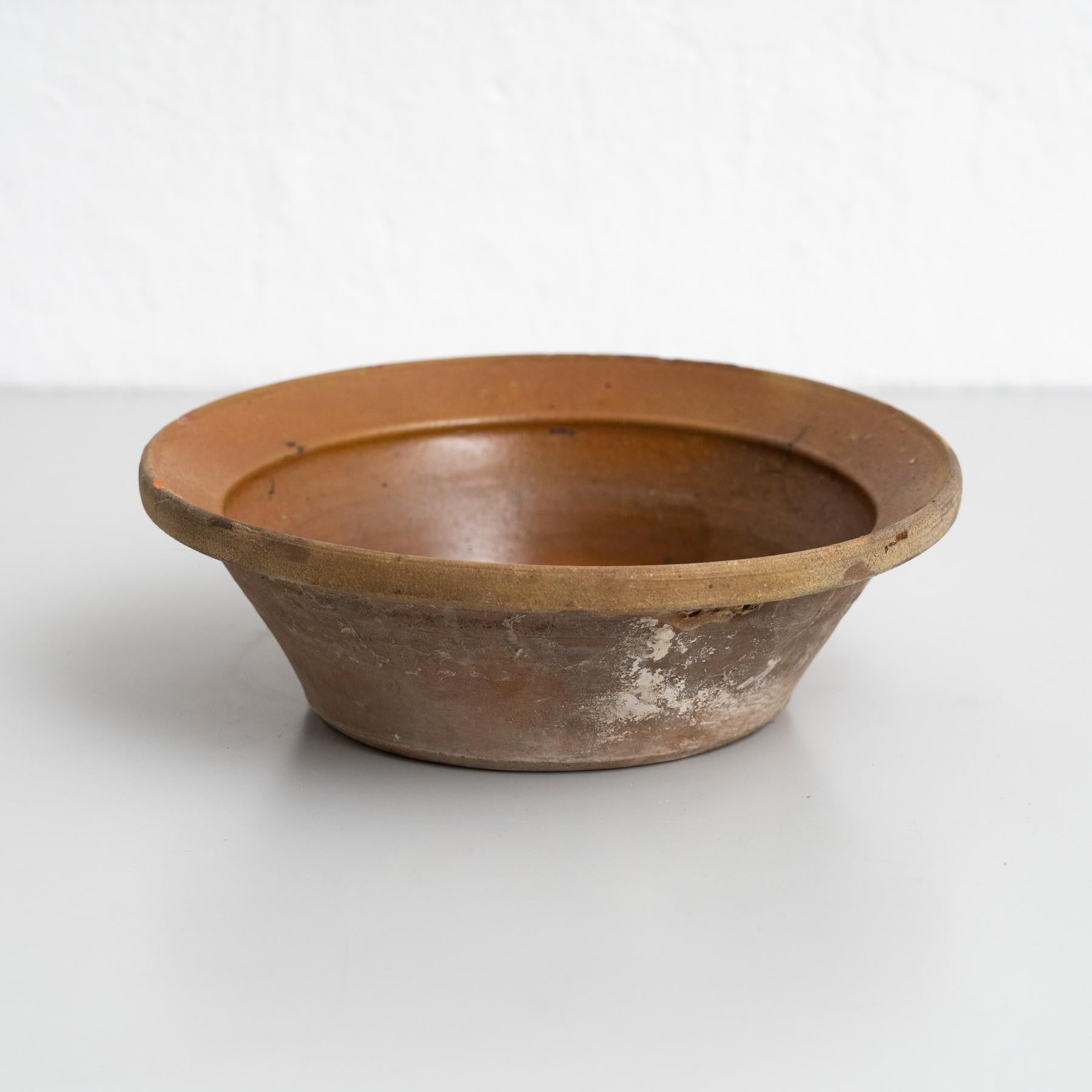 Jarrón plato de cerámica rústica en bonito tono tierra - Principios del siglo XX, circa 1940

Este jarrón plato de cerámica rústica, fabricado hacia 1940 en España, destaca por su hermoso tono tierra y su diseño tradicional que refleja la artesanía