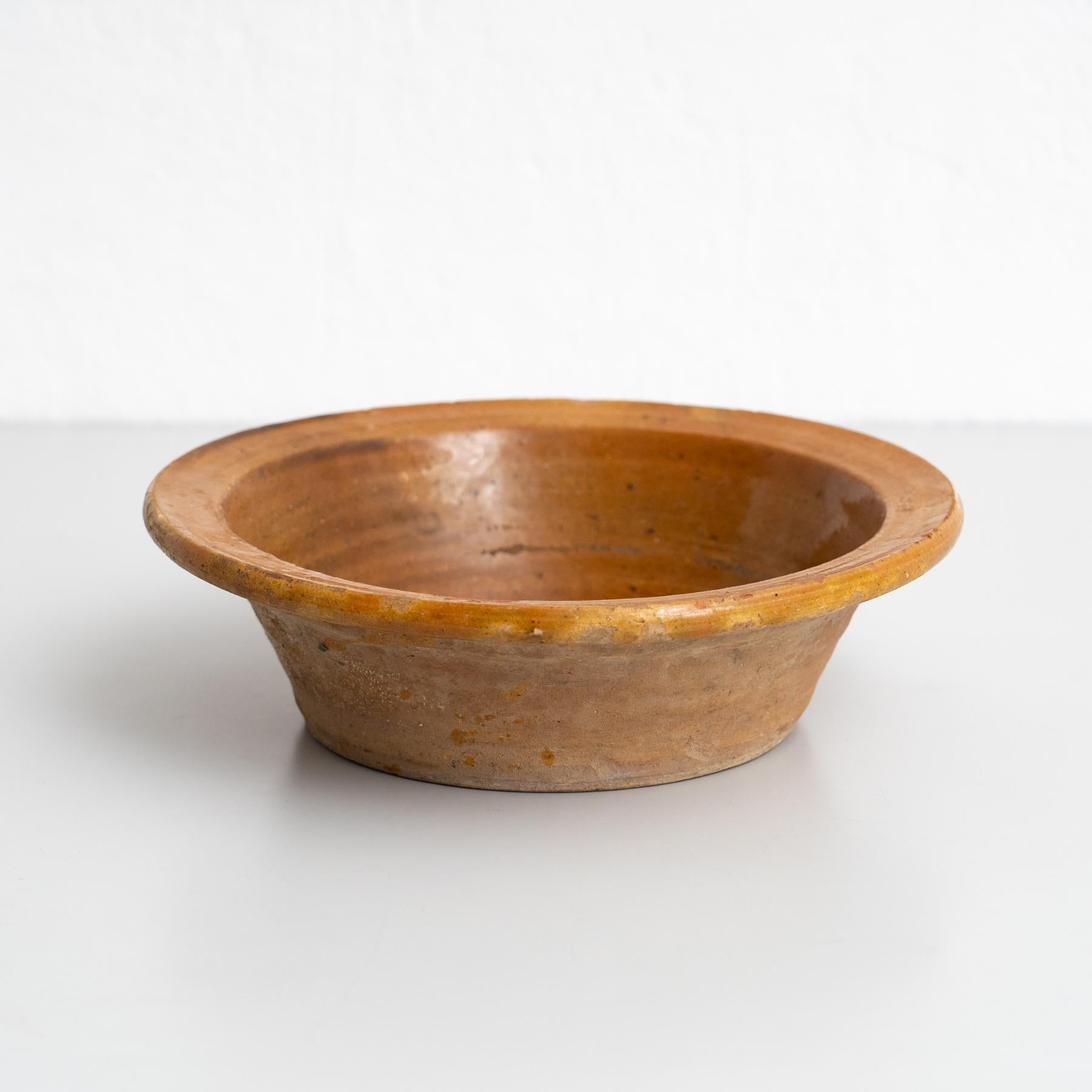 Jarrón plato de cerámica rústica en bonito tono tierra - Principios del siglo XX Moderno de mediados de siglo en venta