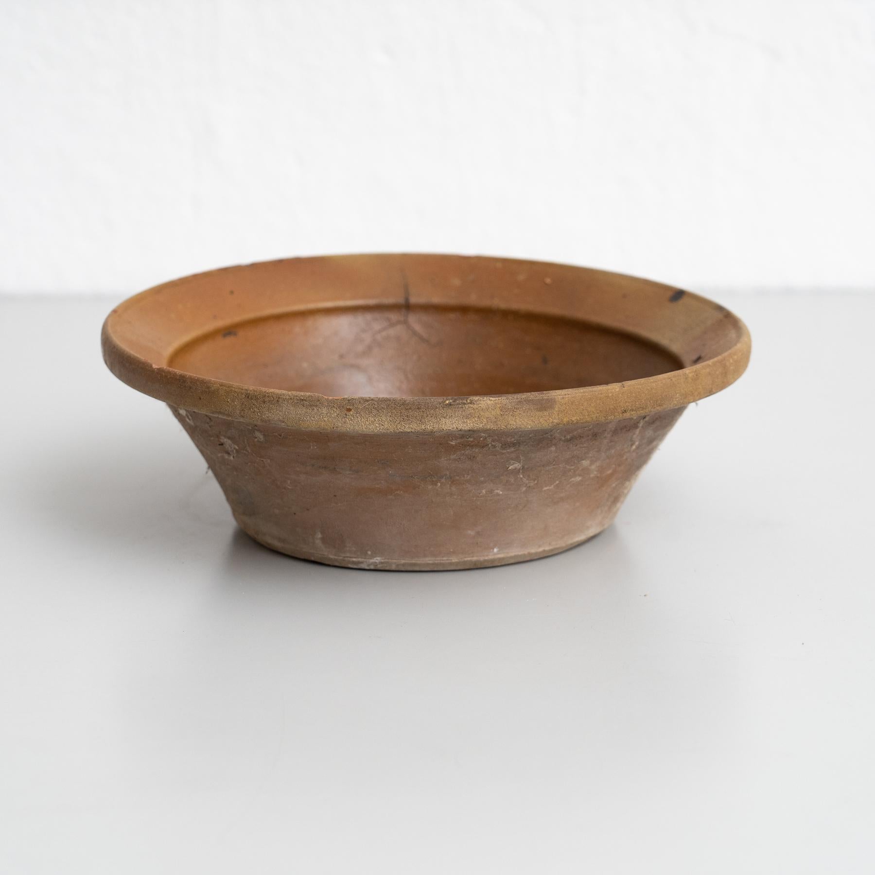 Jarrón plato de cerámica rústica en bonito tono tierra - Principios del siglo XX Moderno de mediados de siglo en venta