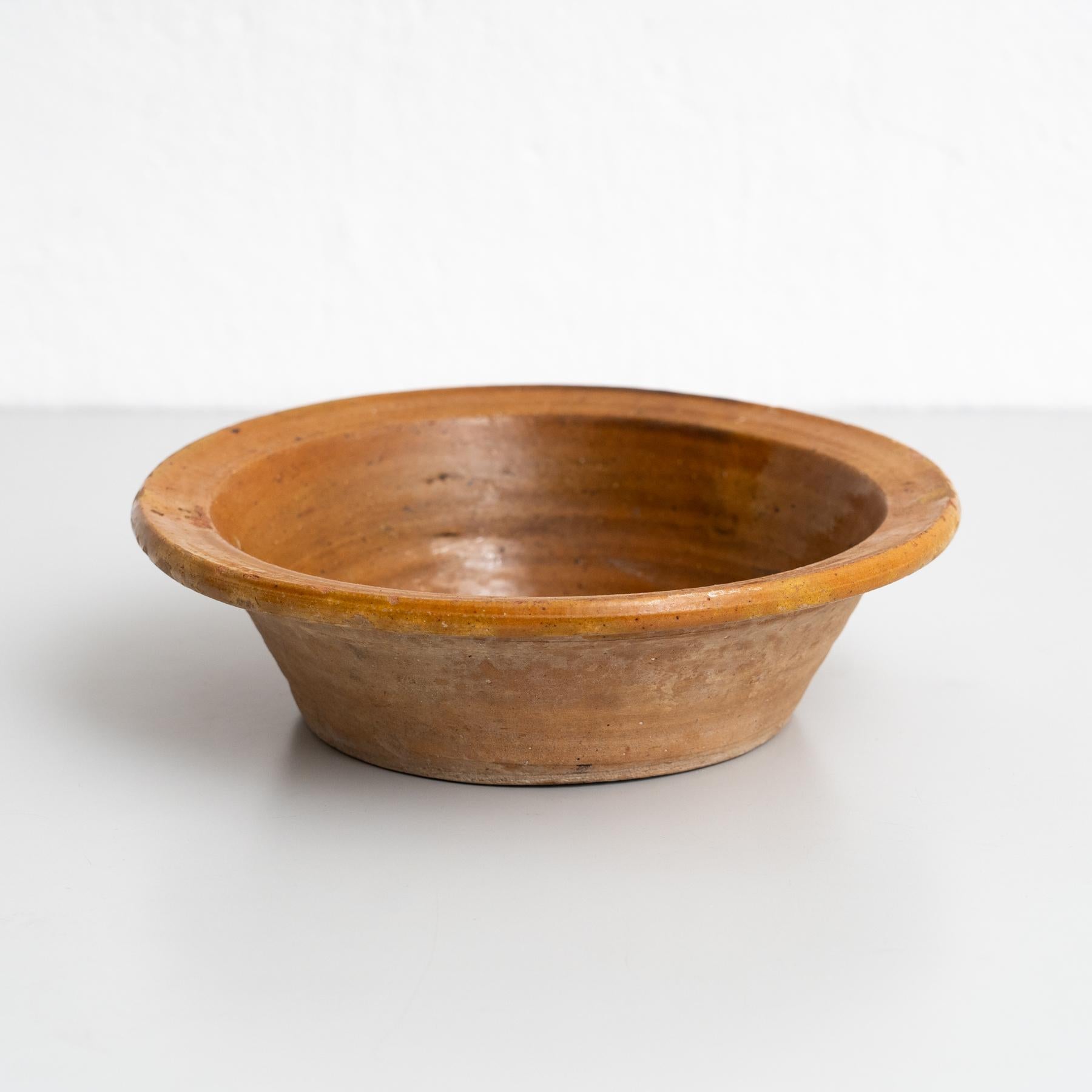 Jarrón plato de cerámica rústica en bonito tono tierra - Principios del siglo XX Español en venta