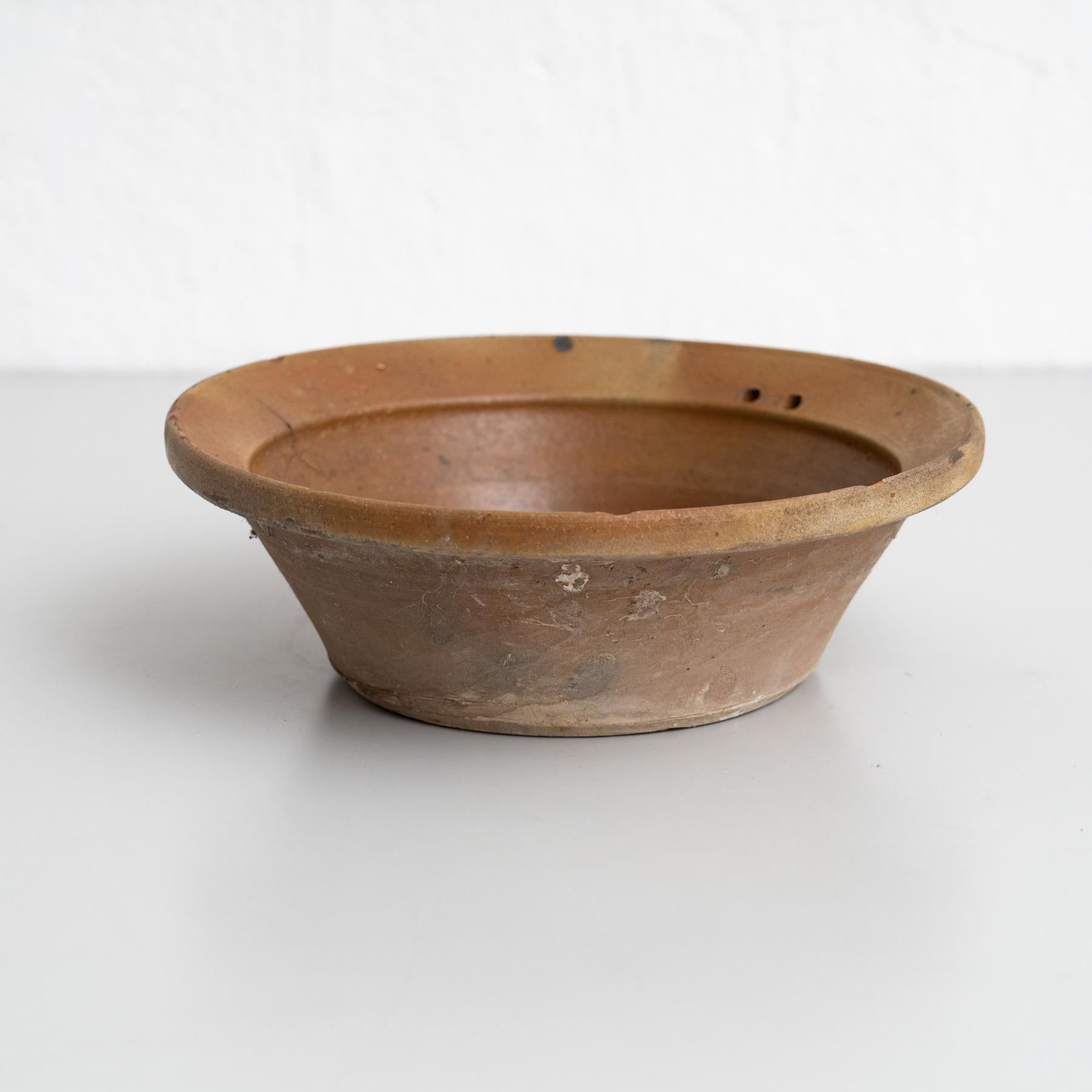Jarrón plato de cerámica rústica en bonito tono tierra - Principios del siglo XX Español en venta