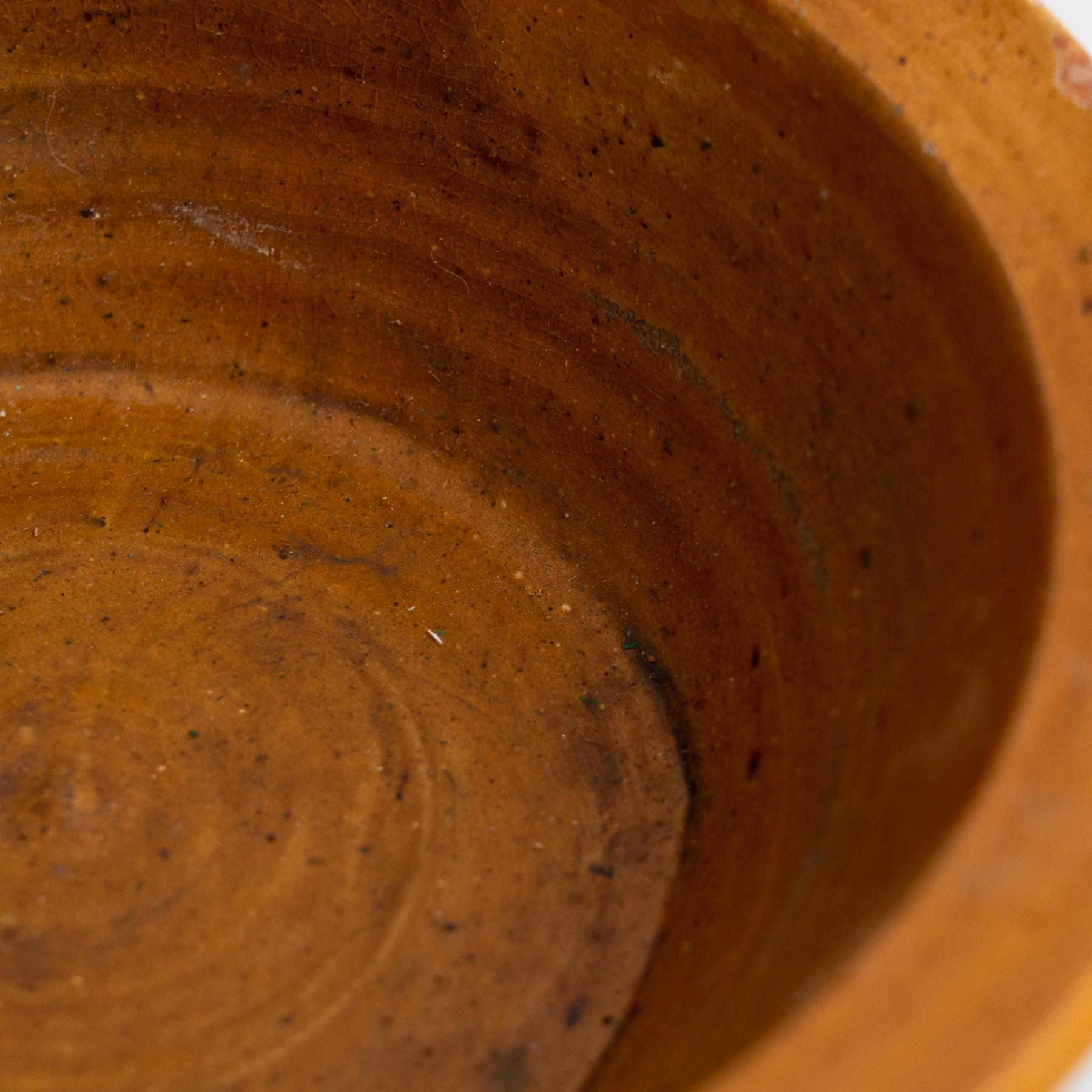 Jarrón plato de cerámica rústica en bonito tono tierra - Principios del siglo XX Cerámico en venta