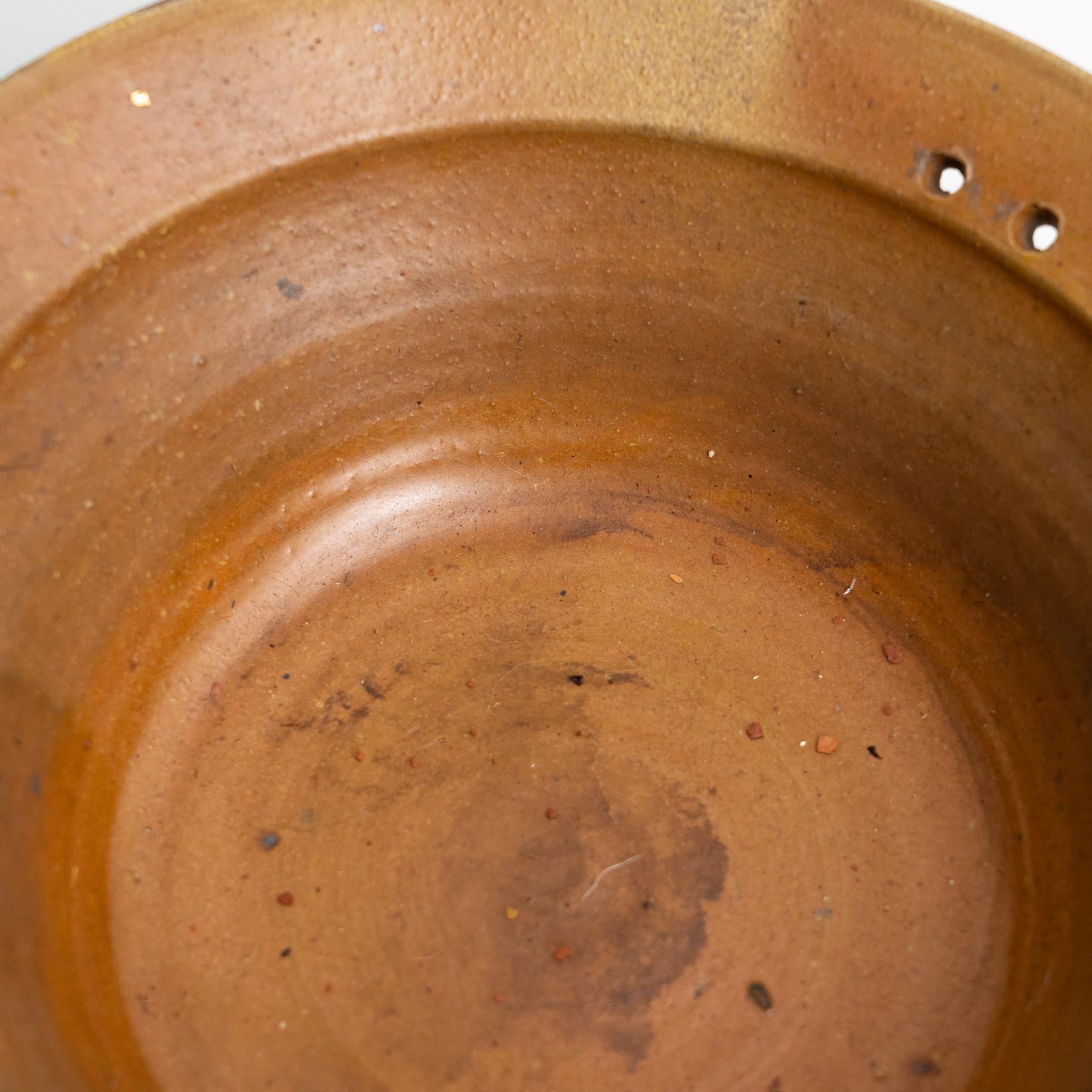 Jarrón plato de cerámica rústica en bonito tono tierra - Principios del siglo XX Cerámico en venta