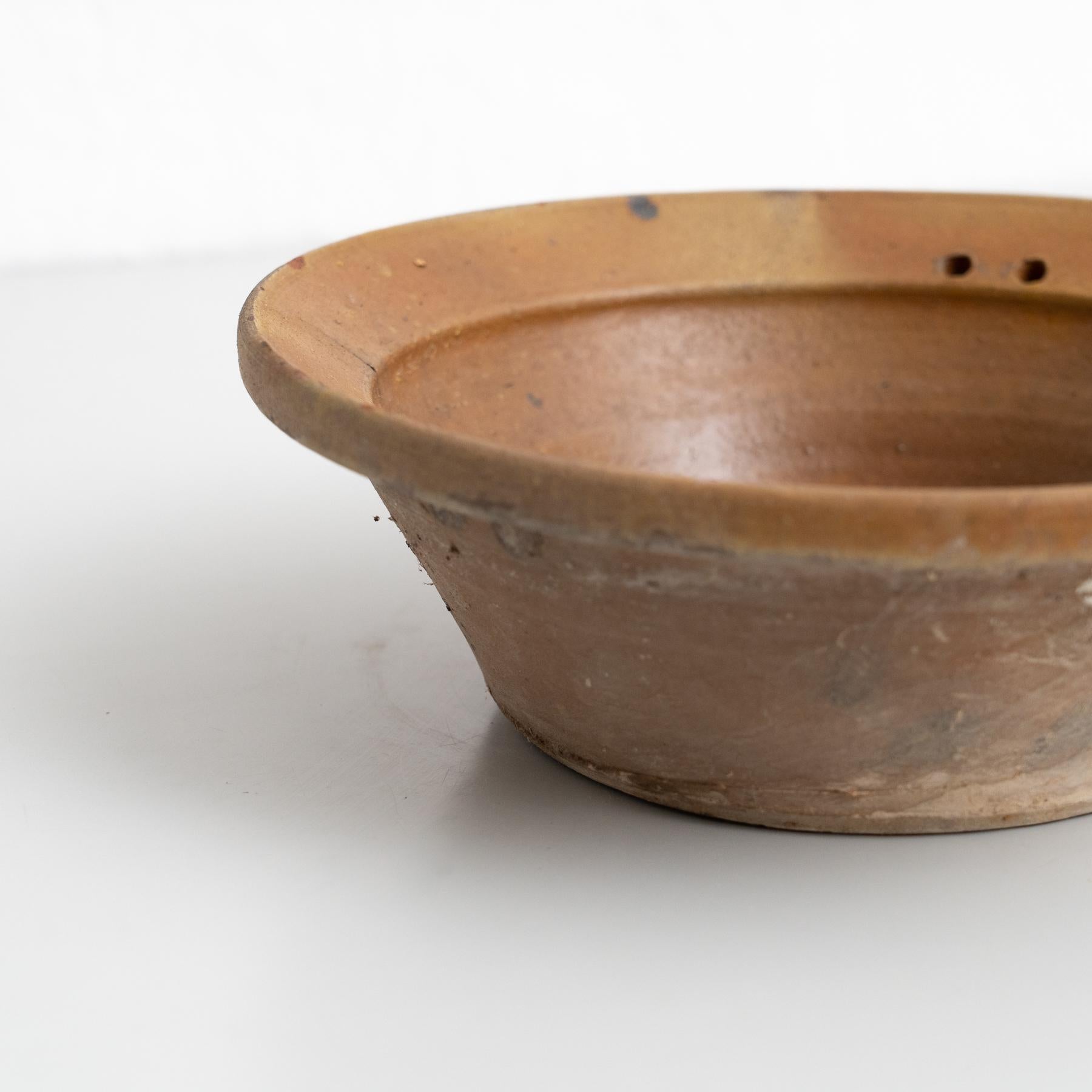 Jarrón plato de cerámica rústica en bonito tono tierra - Principios del siglo XX en venta 2