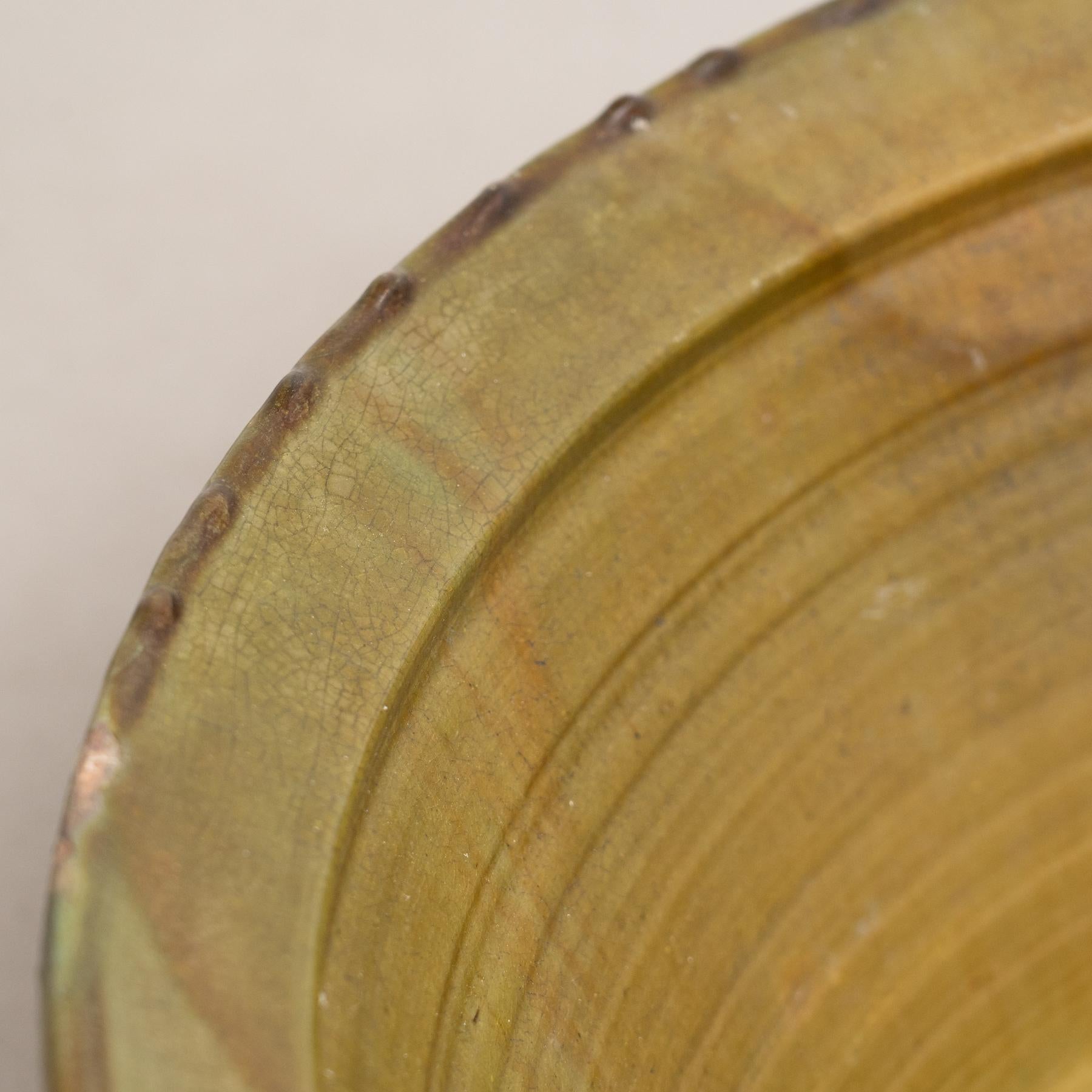 Jarrón Rústico de Plato de Cerámica en Bonito Tono Verde - Principios del Siglo XX Cerámico en venta