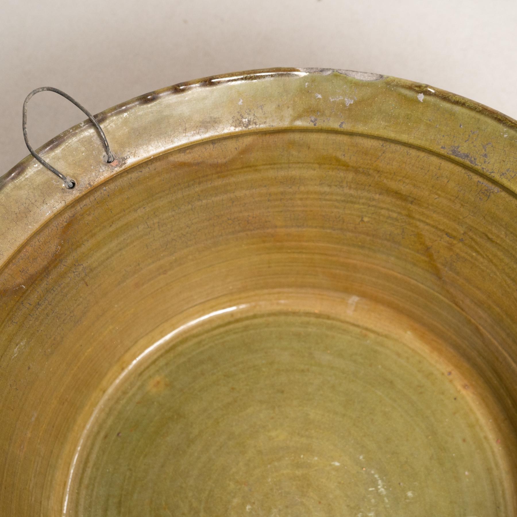 Jarrón Rústico de Plato de Cerámica en Bonito Tono Verde - Principios del Siglo XX en venta 1