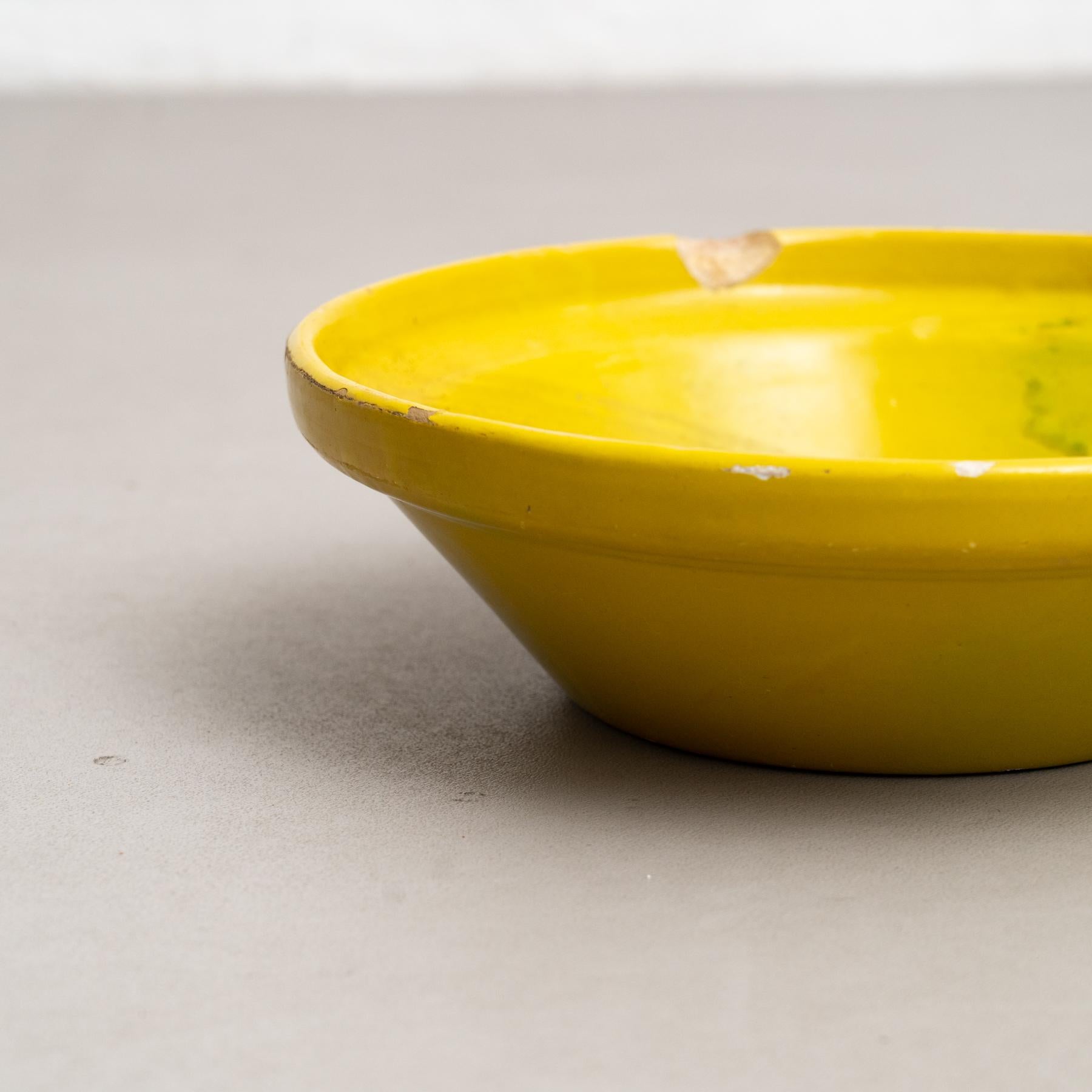 Jarrón Plato de Cerámica Rústica en Bonito Tono Amarillo - Principios S. XX en venta 3