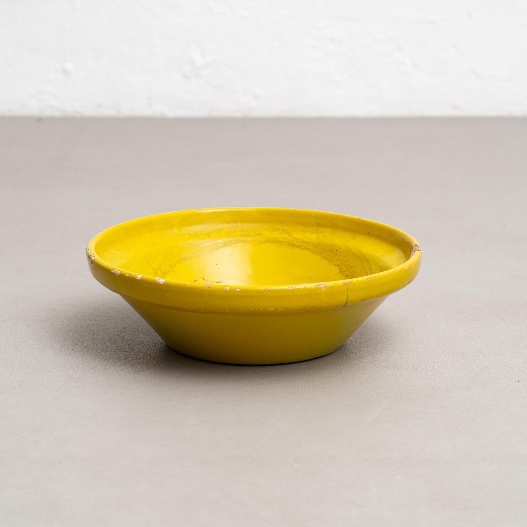 Jarrón Rústico de Plato de Cerámica en Bonito Tono Amarillo - Principios del Siglo XX, Circa 1940

Este jarrón plato de cerámica rústica, fabricado hacia 1940 en España, destaca por su hermoso tono amarillo y su diseño tradicional que refleja la