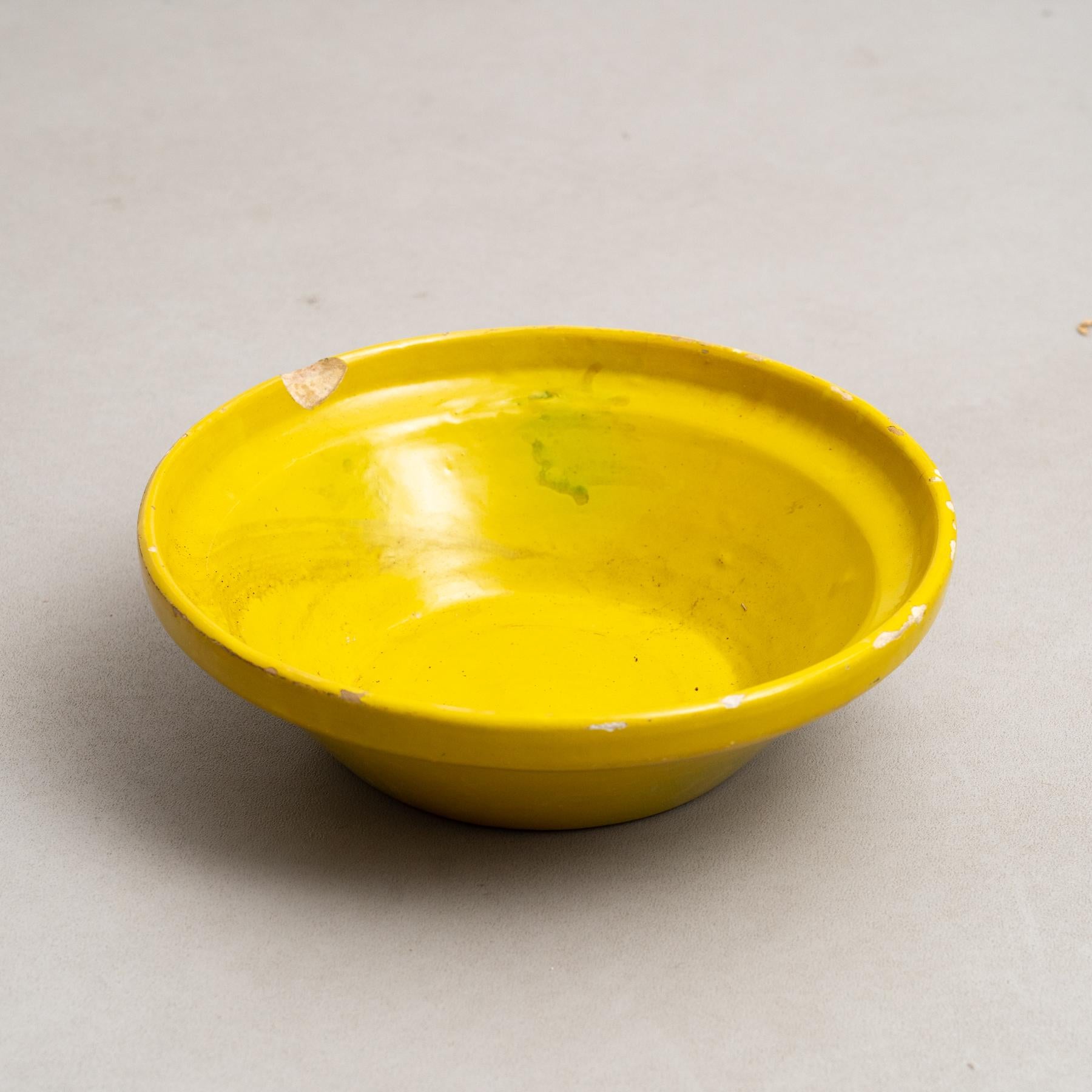 Jarrón Plato de Cerámica Rústica en Bonito Tono Amarillo - Principios S. XX en Bueno estado para la venta en Barcelona, ES