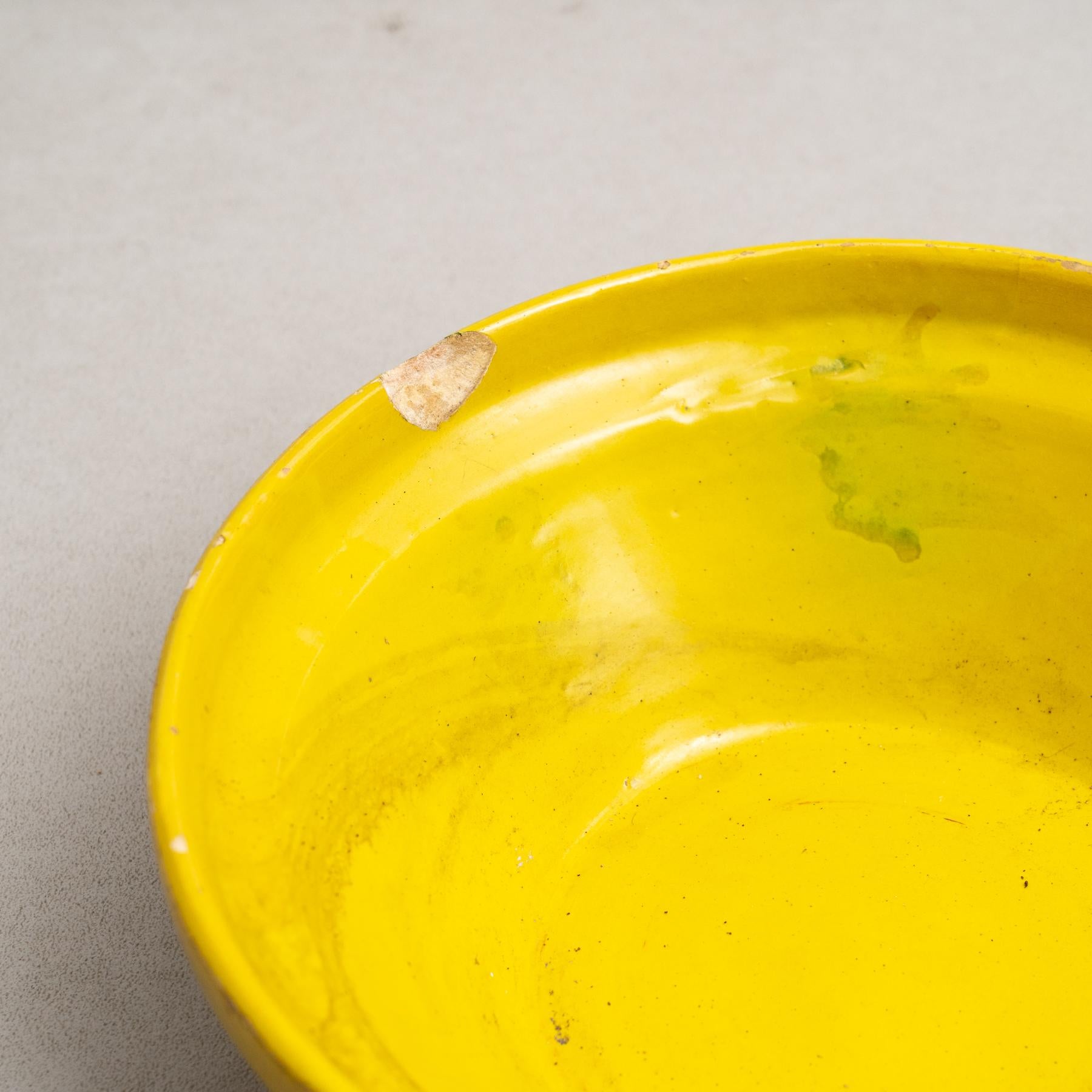 Jarrón Plato de Cerámica Rústica en Bonito Tono Amarillo - Principios S. XX mediados del siglo XX en venta