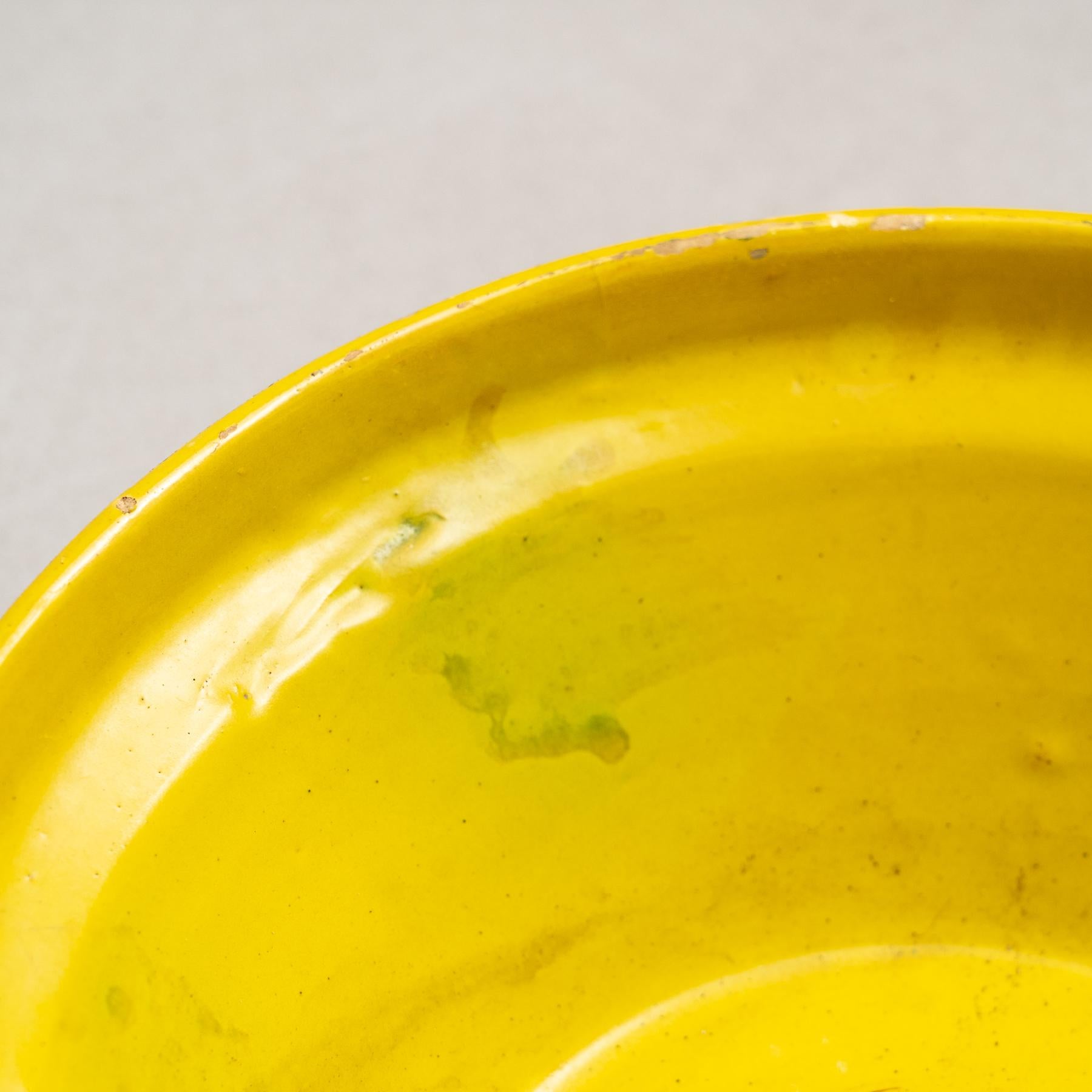 Jarrón Plato de Cerámica Rústica en Bonito Tono Amarillo - Principios S. XX en venta 1