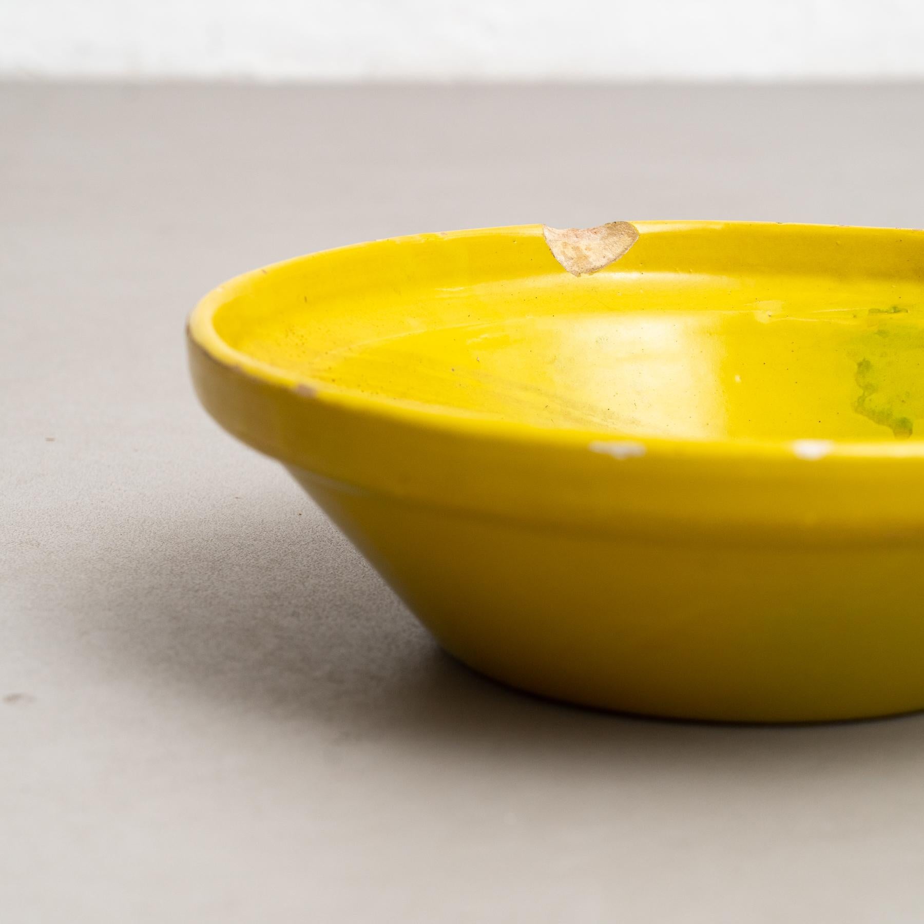 Jarrón Plato de Cerámica Rústica en Bonito Tono Amarillo - Principios S. XX en venta 2