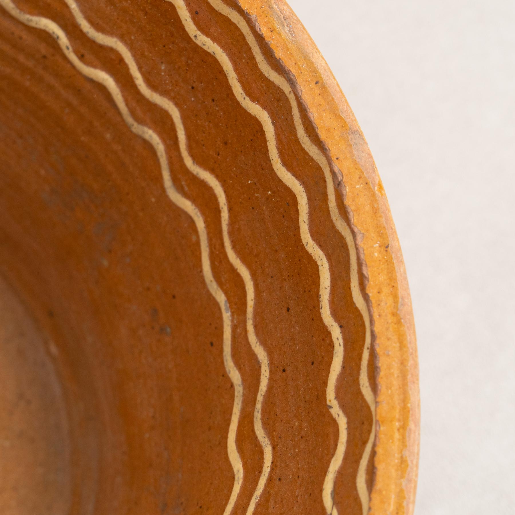 Vase rustique en céramique avec détails peints à la main - Début du 20e siècle en vente 3