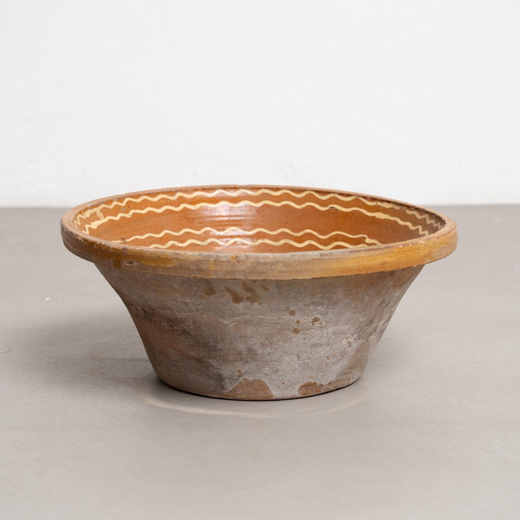 Vase rustique en céramique avec détails peints à la main - Début du 20e siècle, Circa 1940

Ce vase assiette rustique en céramique, produit vers 1940 en Espagne, est une pièce traditionnelle qui se distingue par ses détails peints à la main. Il