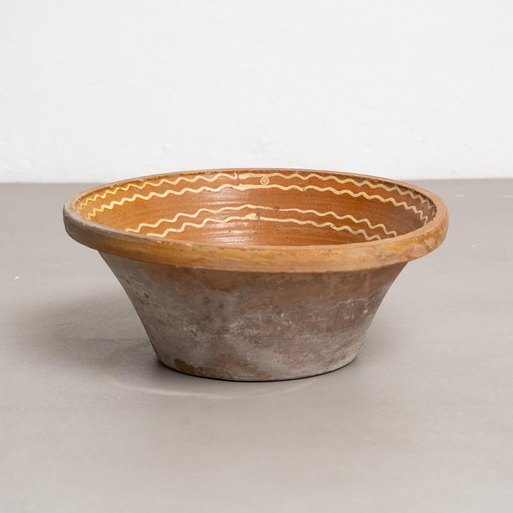 Mid-Century Modern Vase rustique en céramique avec détails peints à la main - Début du 20e siècle en vente