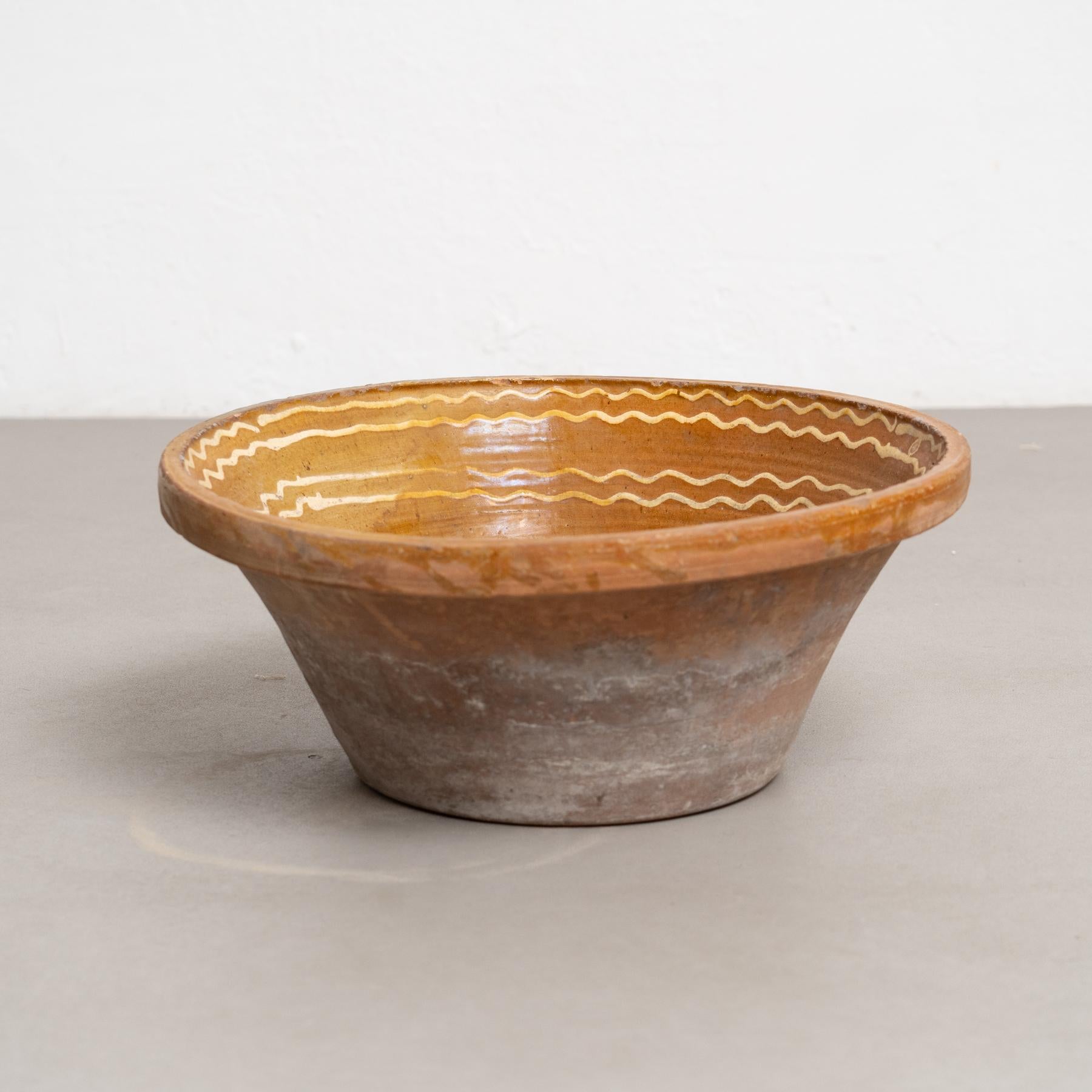 Espagnol Vase rustique en céramique avec détails peints à la main - Début du 20e siècle en vente