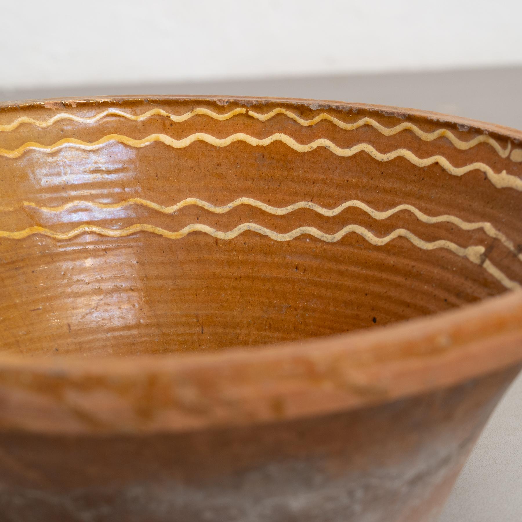 Vase rustique en céramique avec détails peints à la main - Début du 20e siècle Bon état - En vente à Barcelona, ES