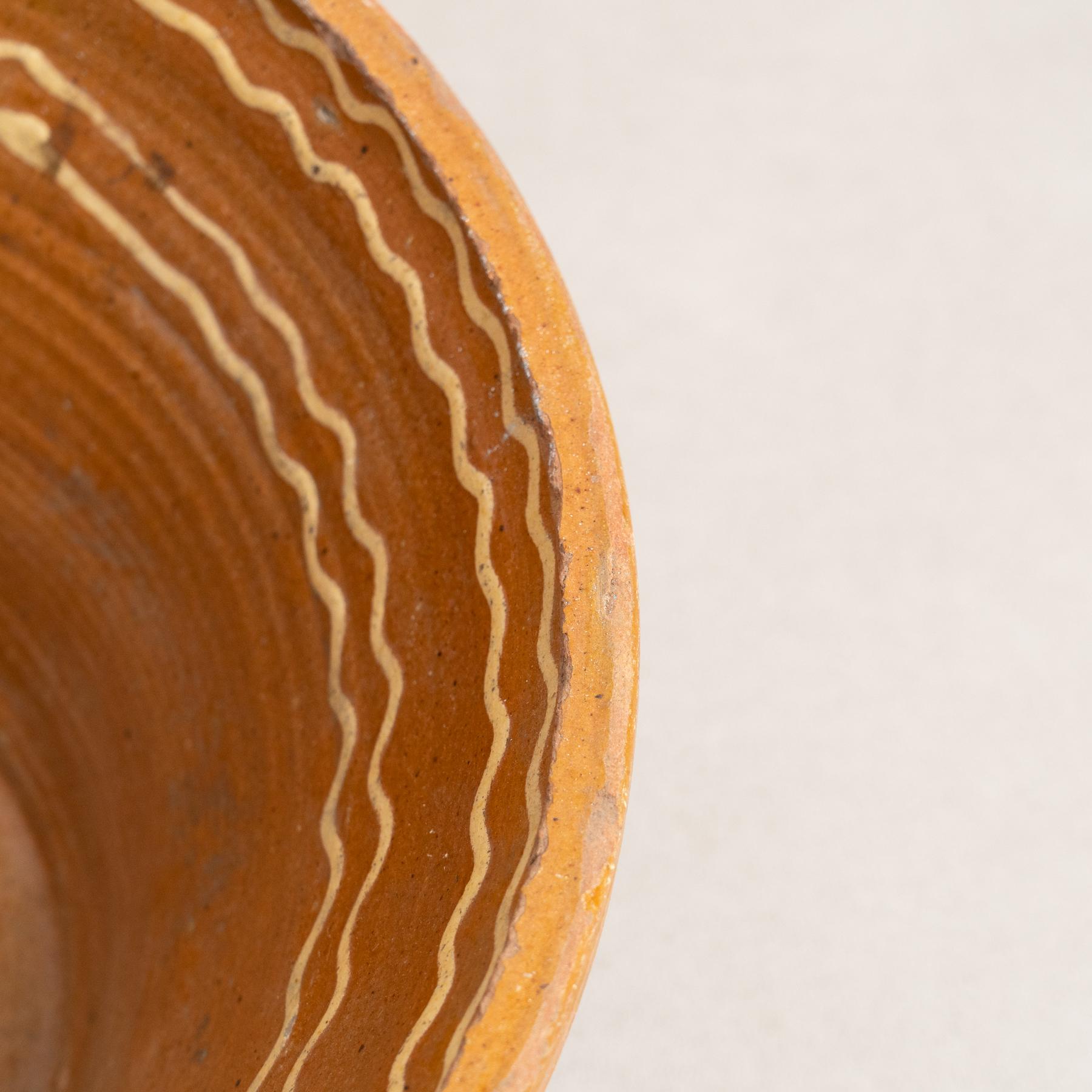 Milieu du XXe siècle Vase rustique en céramique avec détails peints à la main - Début du 20e siècle en vente
