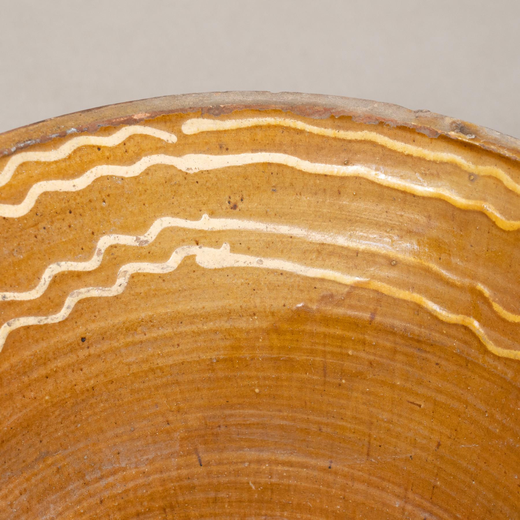 Céramique Vase rustique en céramique avec détails peints à la main - Début du 20e siècle en vente