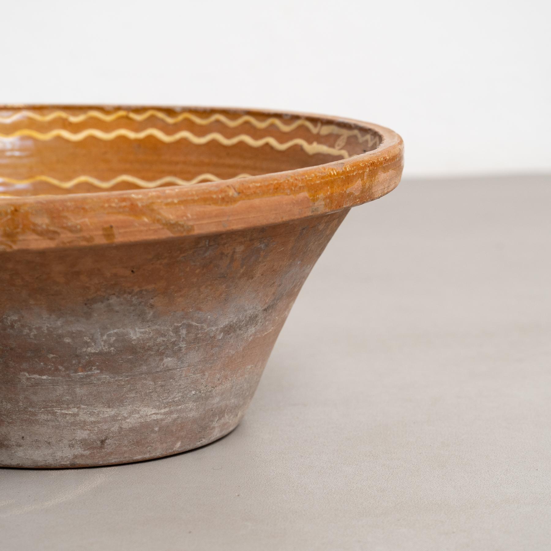 Vase rustique en céramique avec détails peints à la main - Début du 20e siècle en vente 2