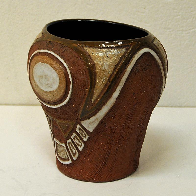 A special mid-century vase made by Hank Keramikk Verksted in Oslo, Norway established by Ahlberg & Karlsen keramikkverksted in the 1950s. A vintage ceramic vase whith lovely earth colors and lovely handpainted decor. Most of the Hank ceramic items