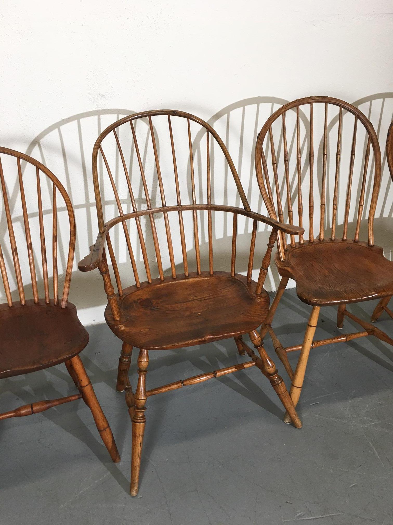 19e ensemble de quatre chaises de salle à manger rustiques. Leur taille est légèrement différente. Cela leur donne du charme.