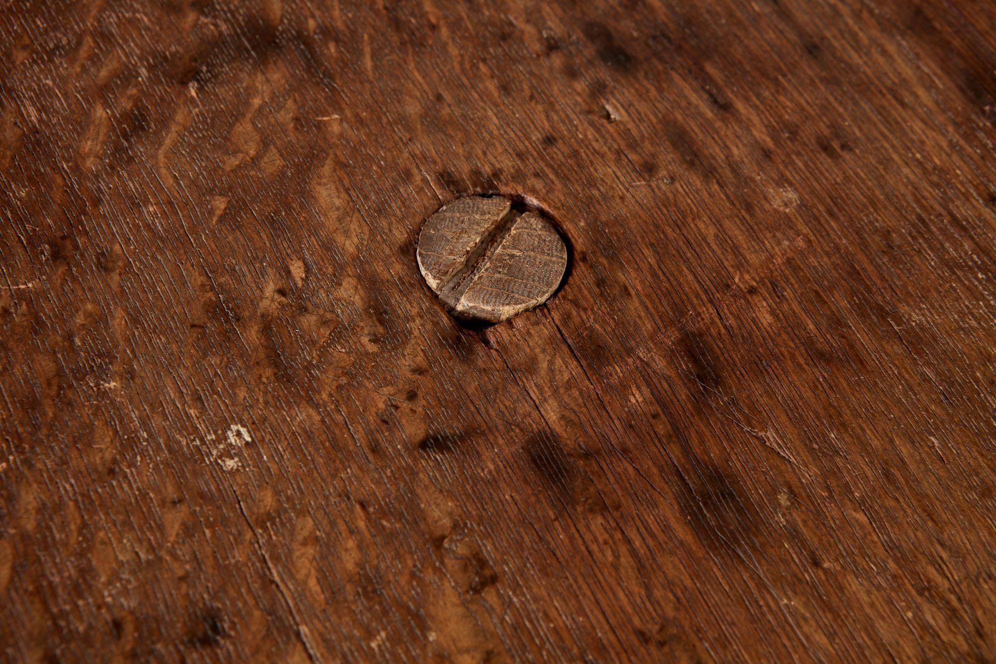 Frêne Table de grillon rustique à plateau de fromage en vente