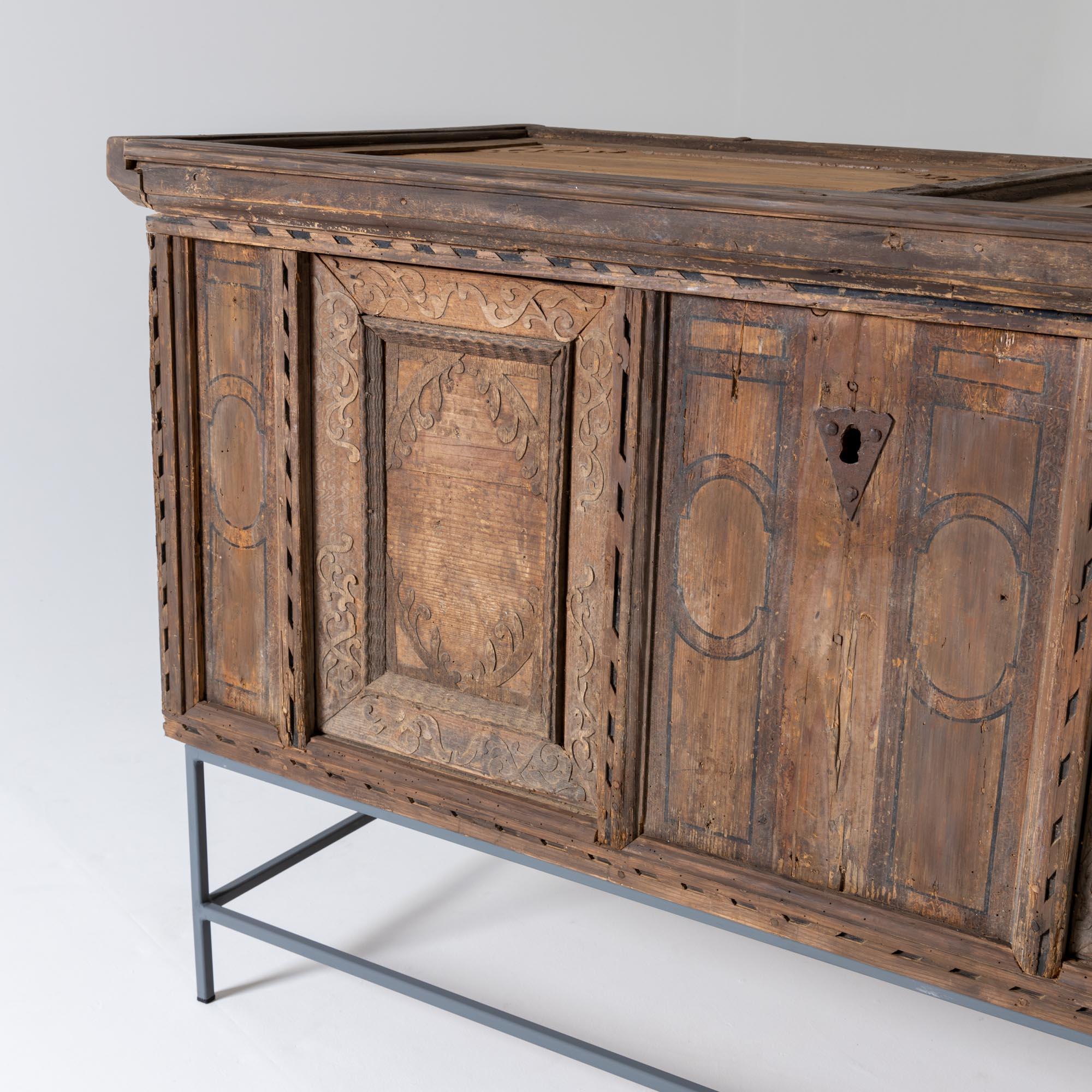 Rustic Chest on a Metal Base, 19th Century In Good Condition In Greding, DE
