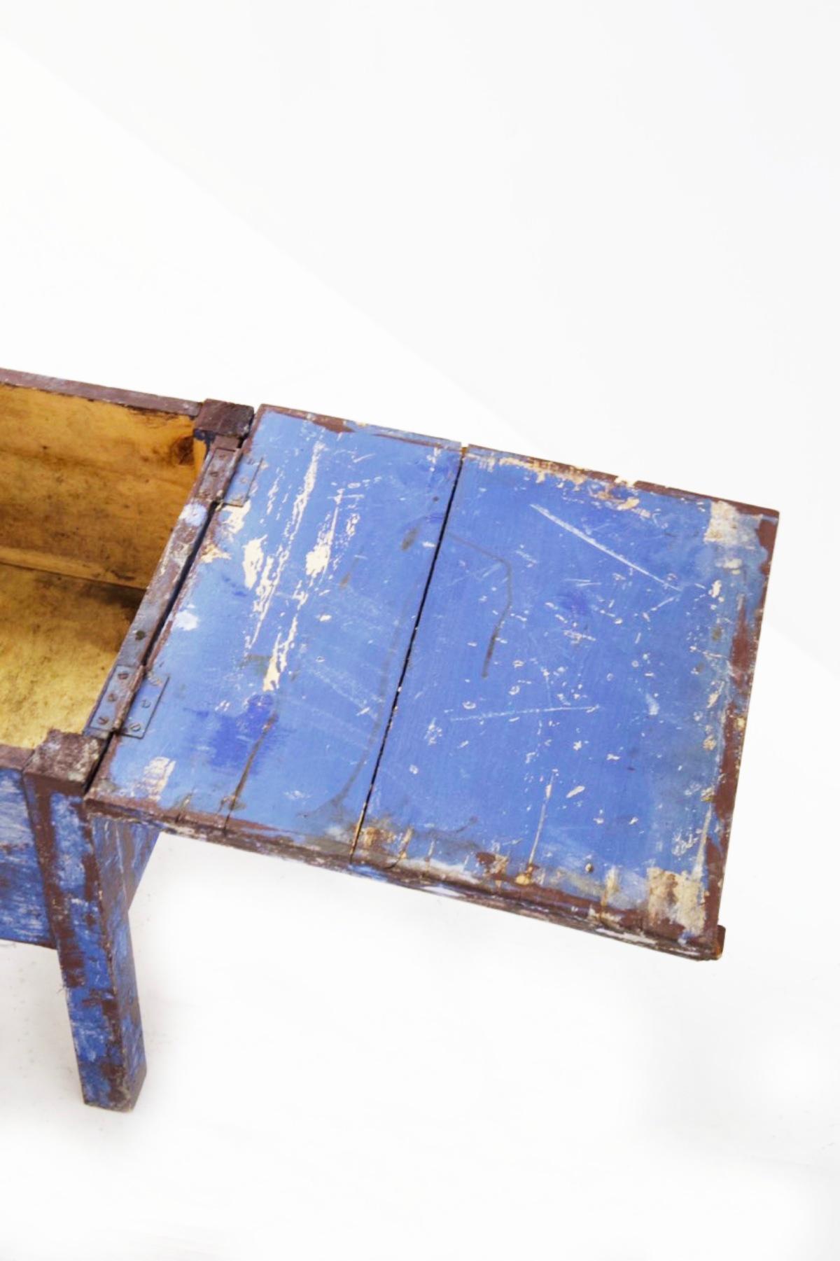 Rustic Chic Blue Stools In Good Condition For Sale In Milano, IT