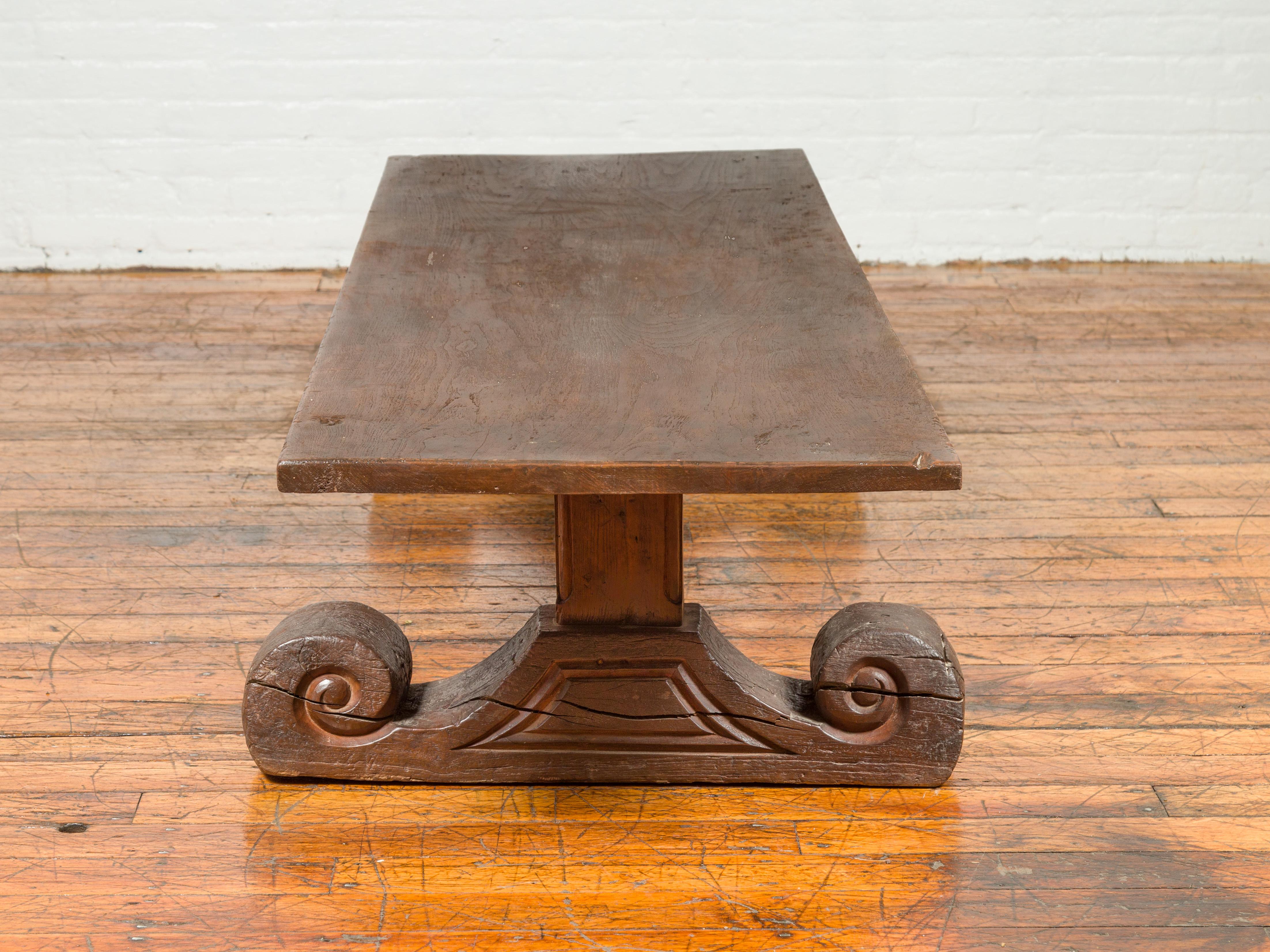 Rustic Chinese 19th Century Elm Coffee Table with Large Scrolling Feet For Sale 7
