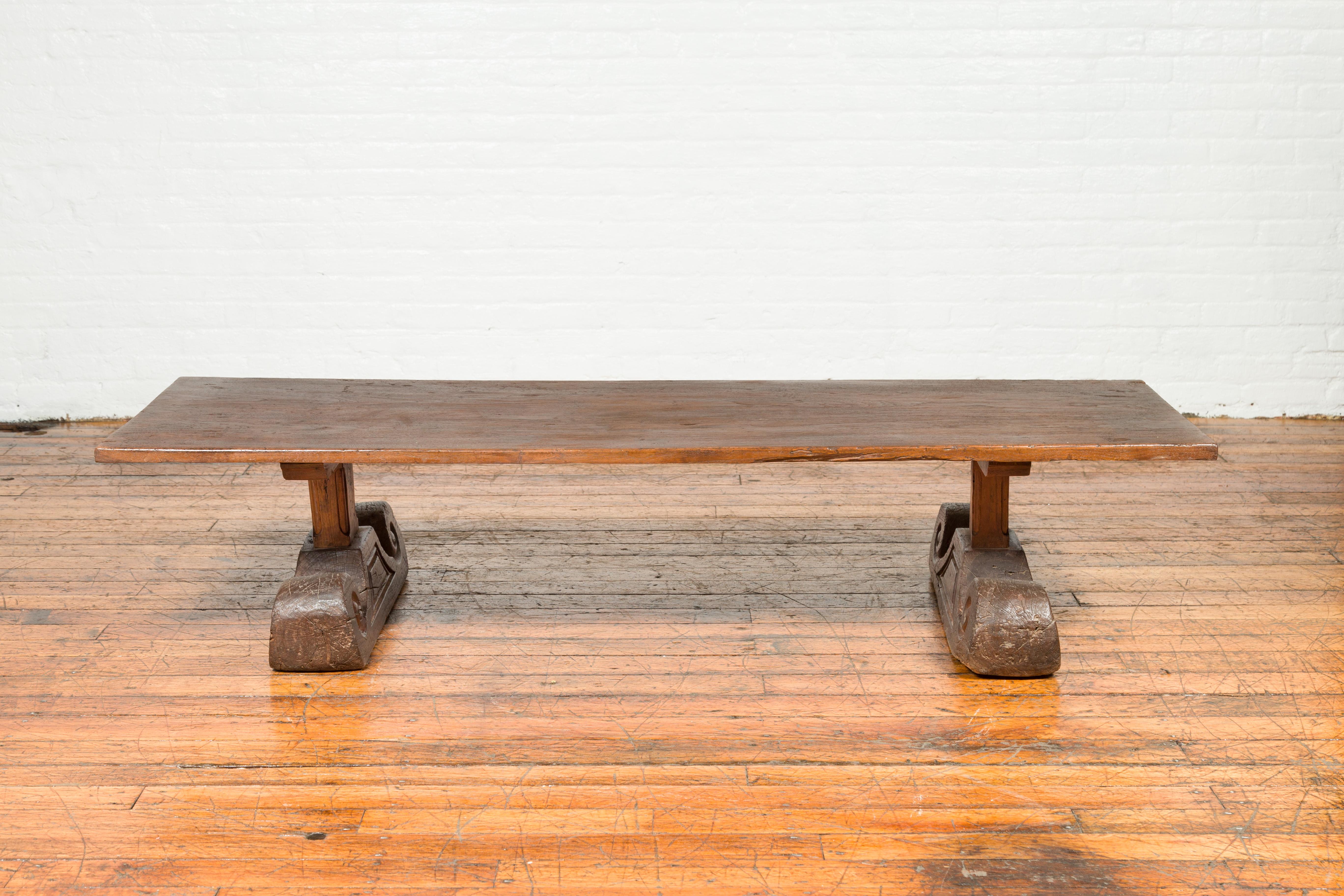 Table basse rustique du 19ème siècle avec grandes pieds à volutes en vente 5