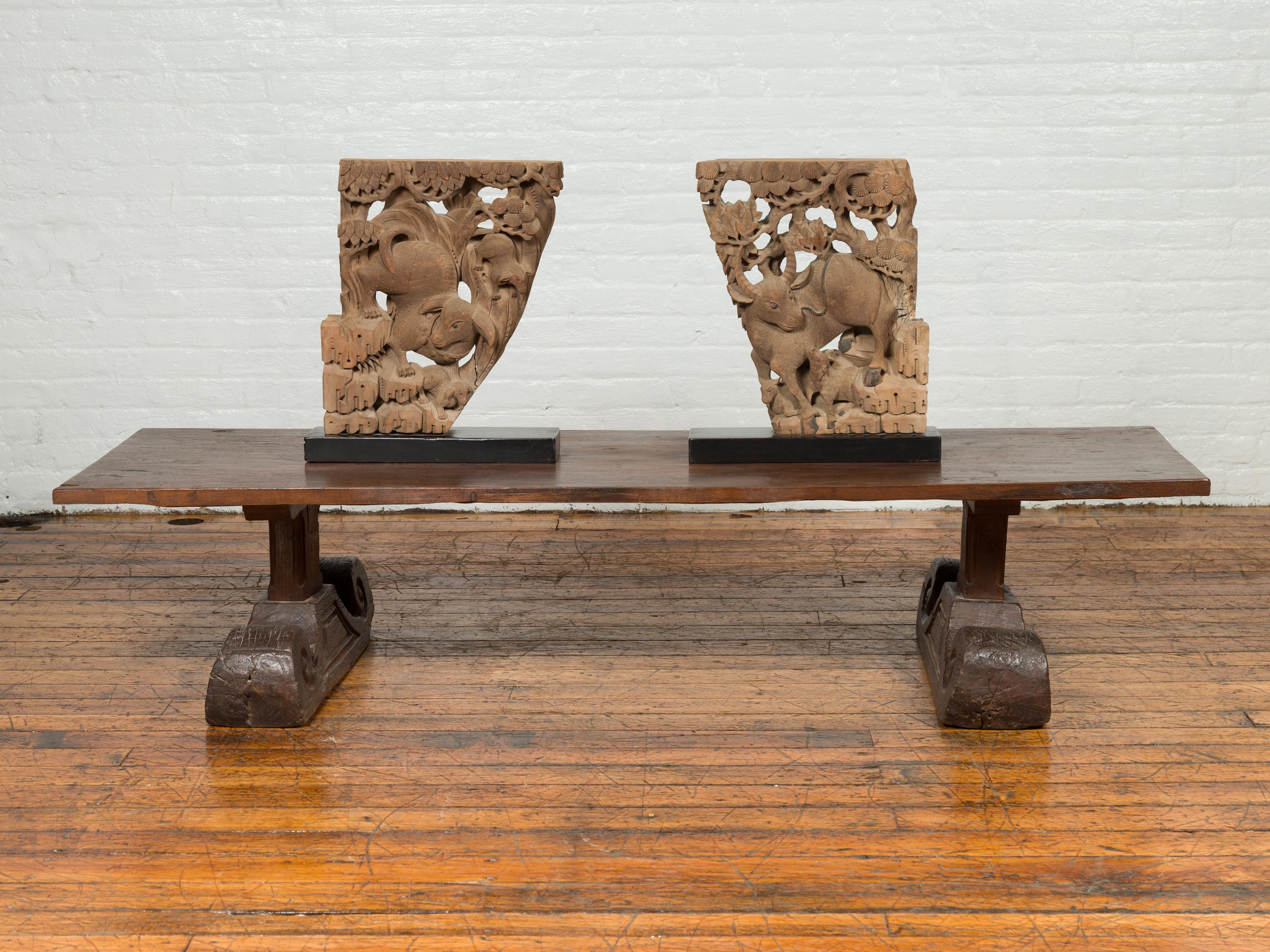 Rustique Table basse chinoise rustique en orme du 19e siècle avec de grands pieds à enroulement en vente