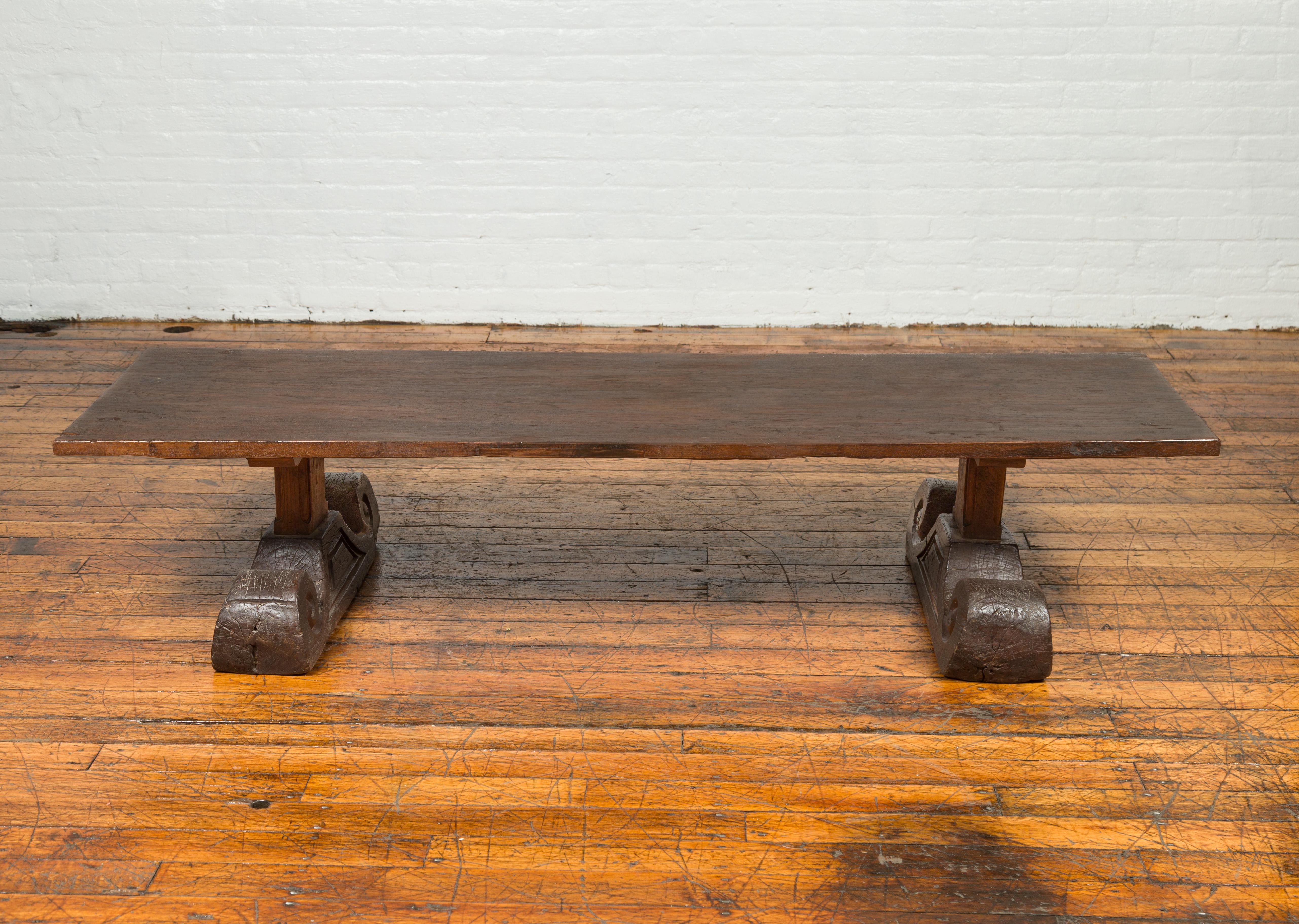 Chinois Table basse chinoise rustique en orme du 19e siècle avec de grands pieds à enroulement en vente