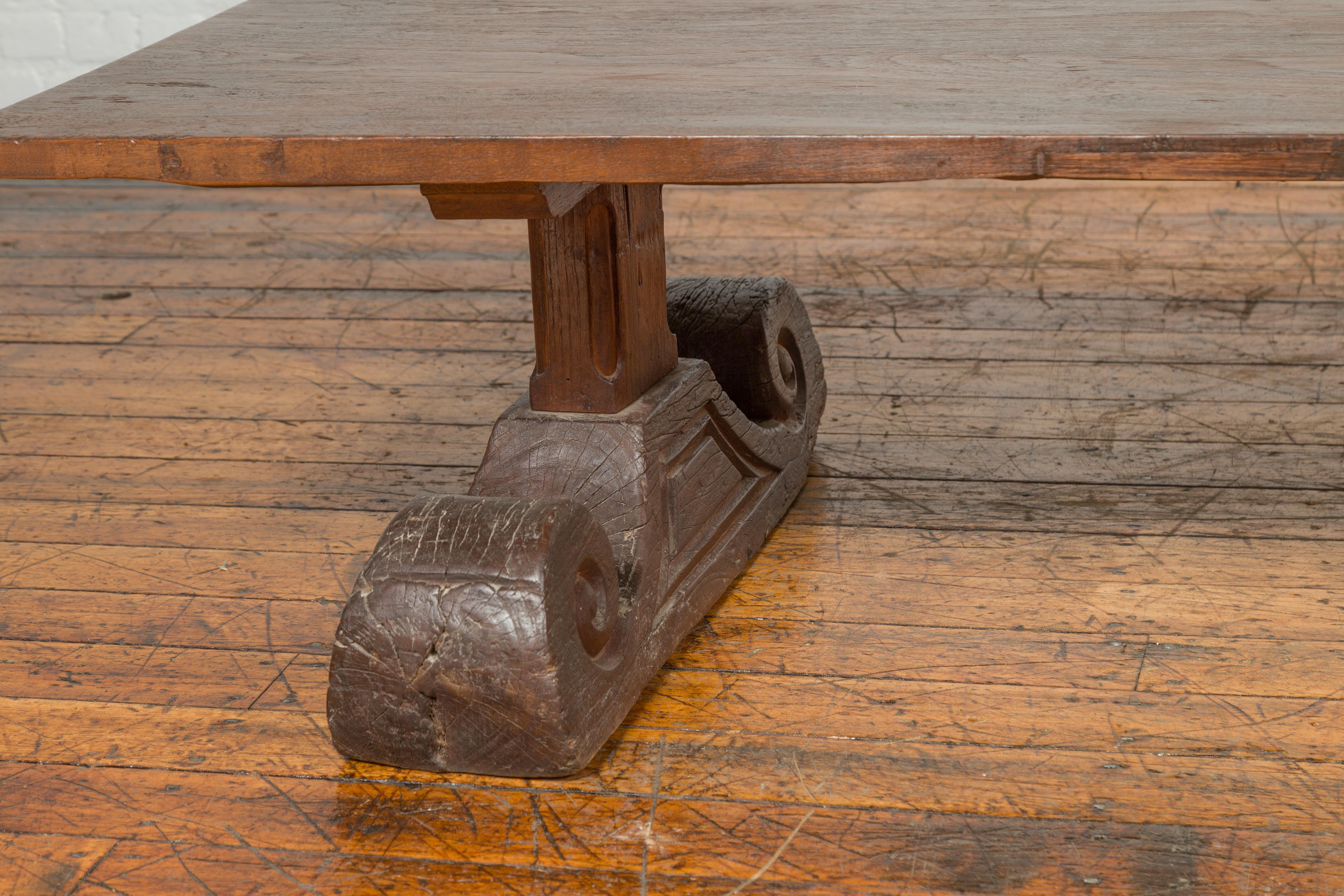Table basse chinoise rustique en orme du 19e siècle avec de grands pieds à enroulement Bon état - En vente à Yonkers, NY