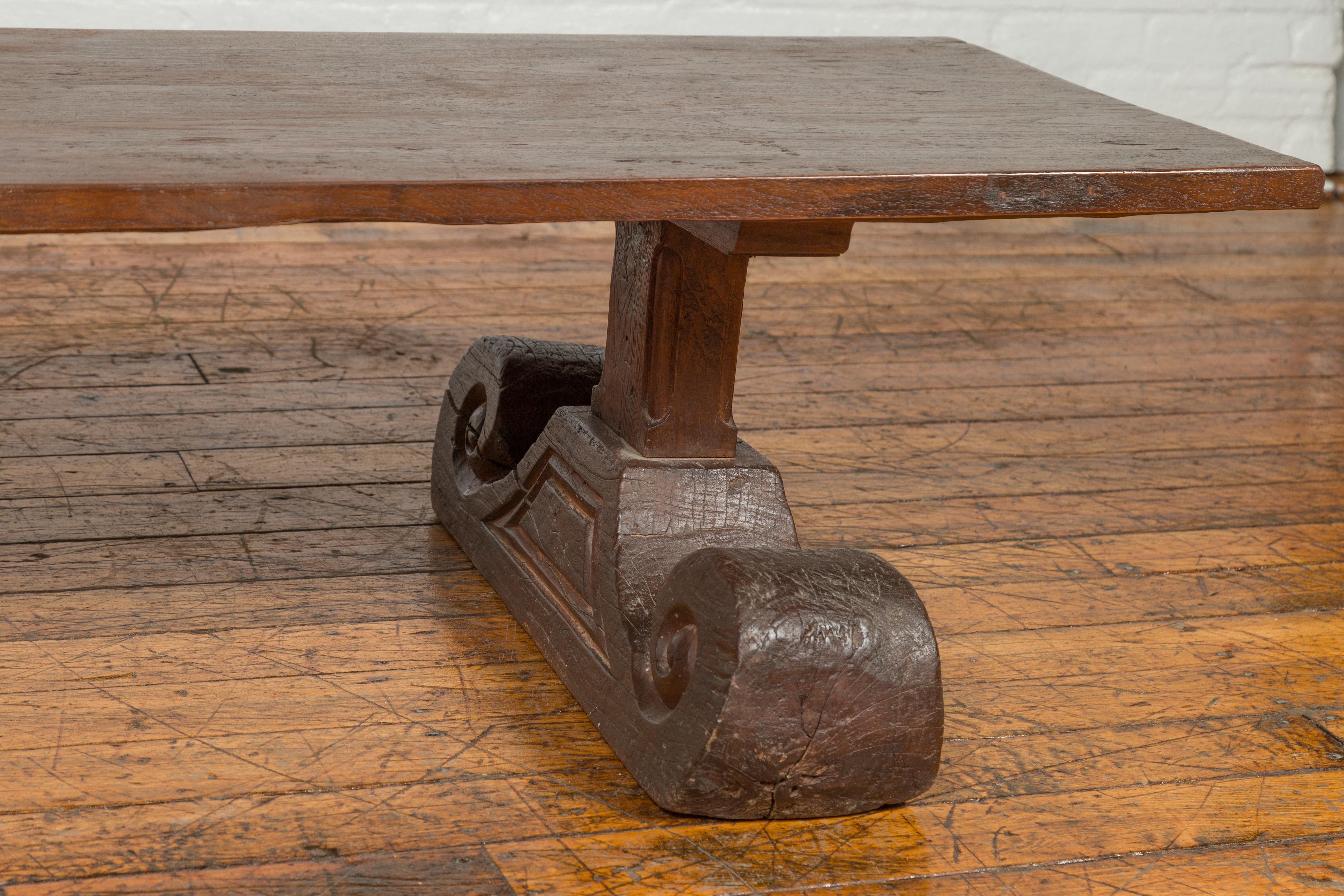 XIXe siècle Table basse chinoise rustique en orme du 19e siècle avec de grands pieds à enroulement en vente
