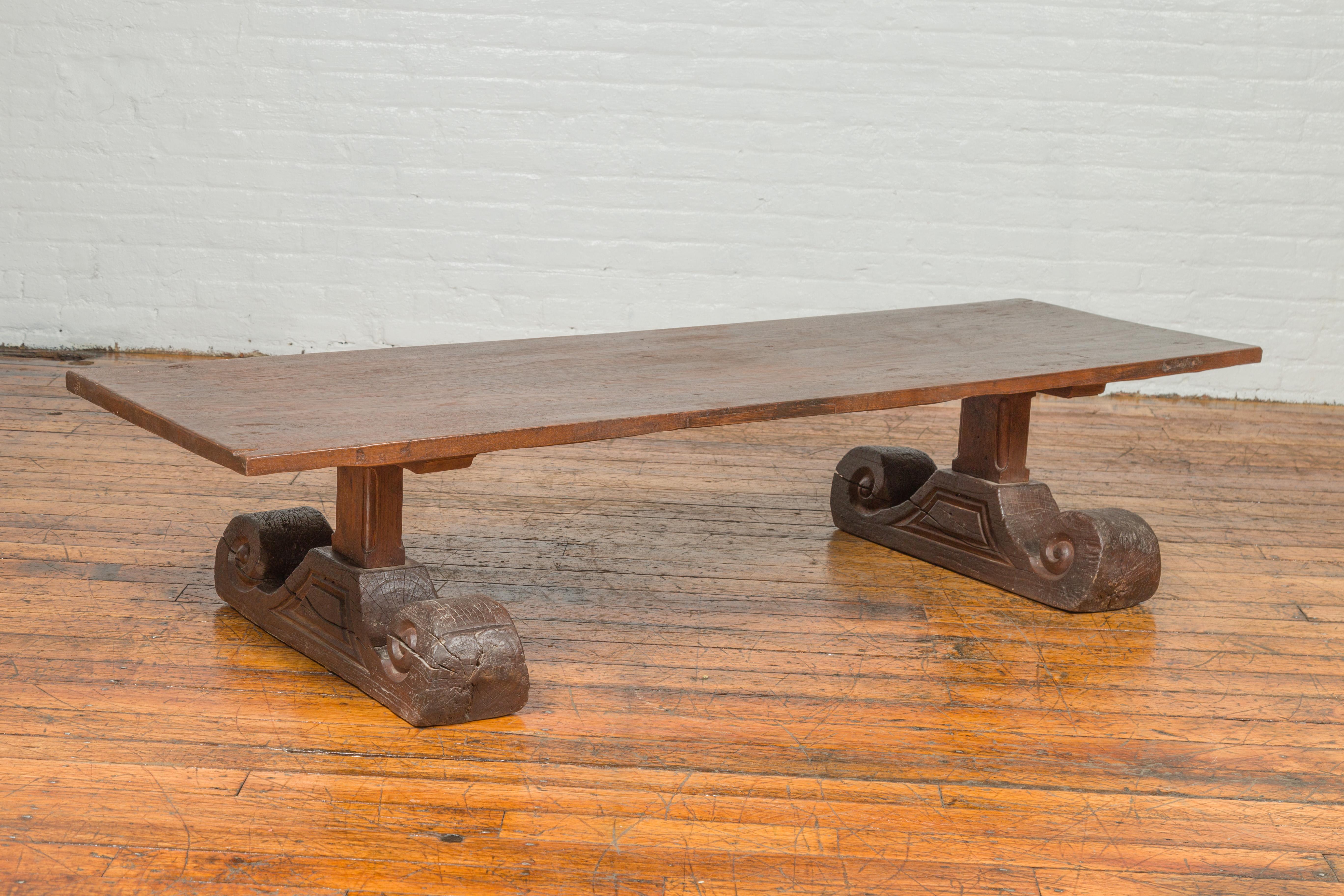 Bois Table basse rustique du 19ème siècle avec grandes pieds à volutes en vente