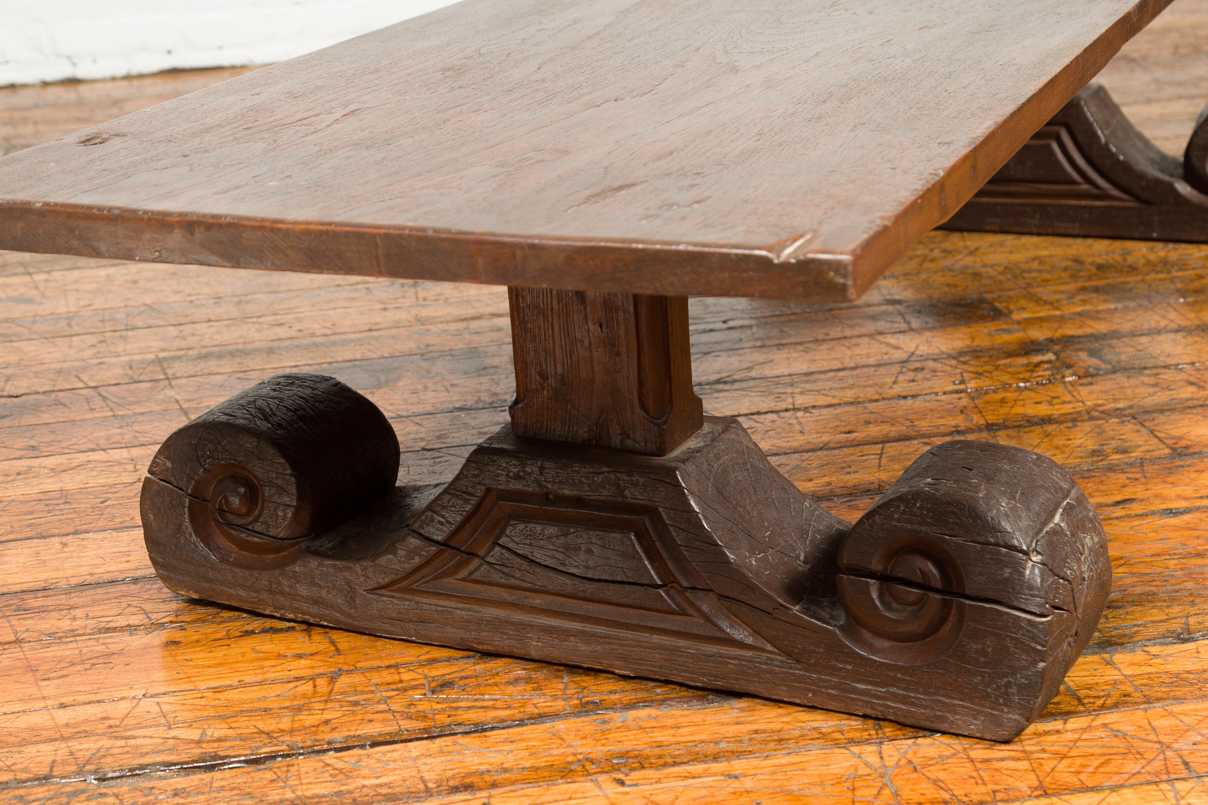 Table basse chinoise rustique en orme du 19e siècle avec de grands pieds à enroulement en vente 2