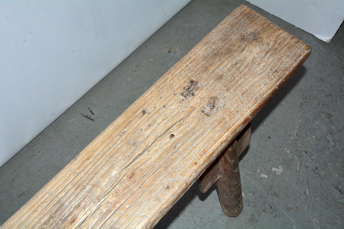 Banc en bois d'orme de style provincial chinois rustique Bon état - En vente à Sheffield, MA