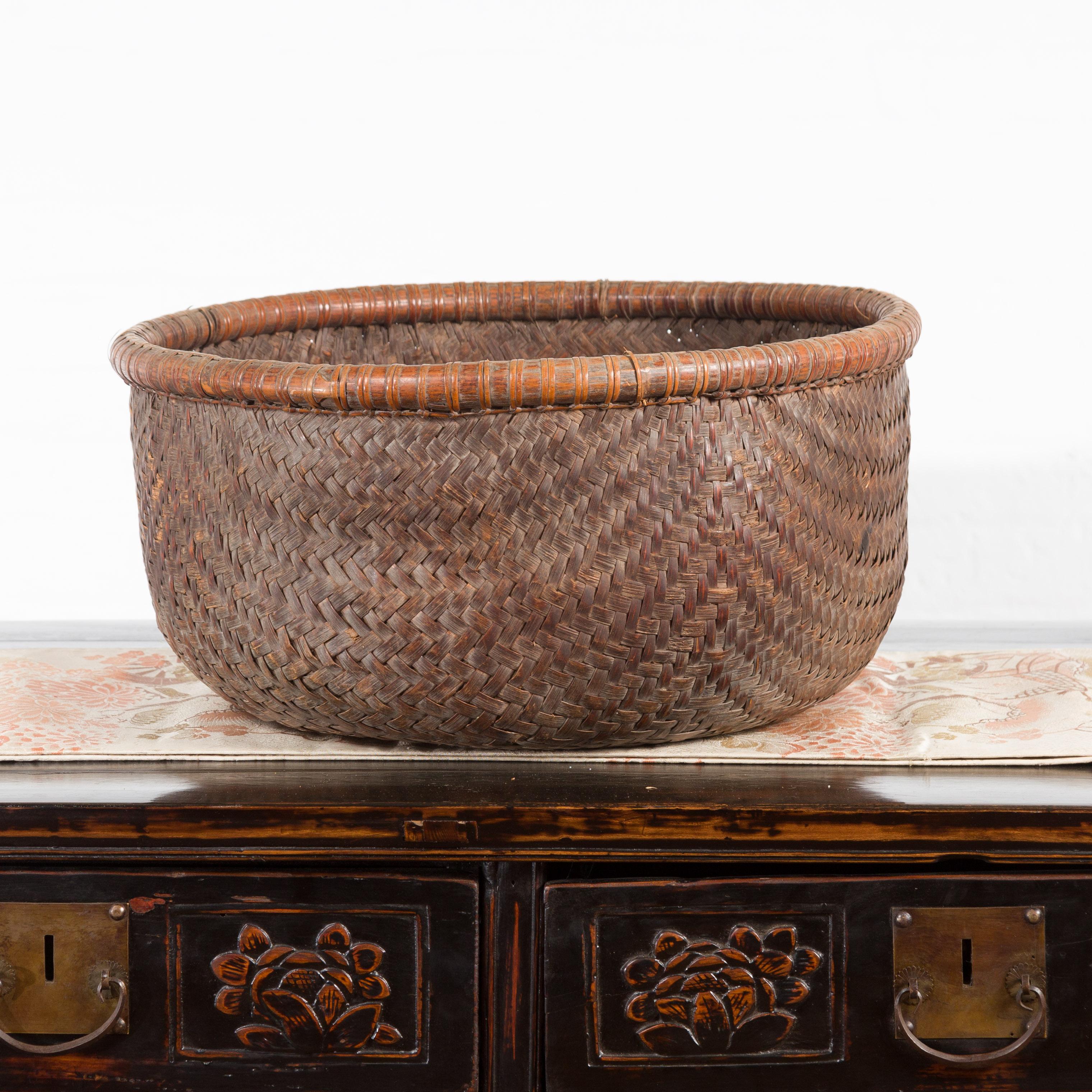 Rustikaler chinesischer Korb aus gewebtem Rattan der Qing-Dynastie des 19. Jahrhunderts (Chinesisch) im Angebot