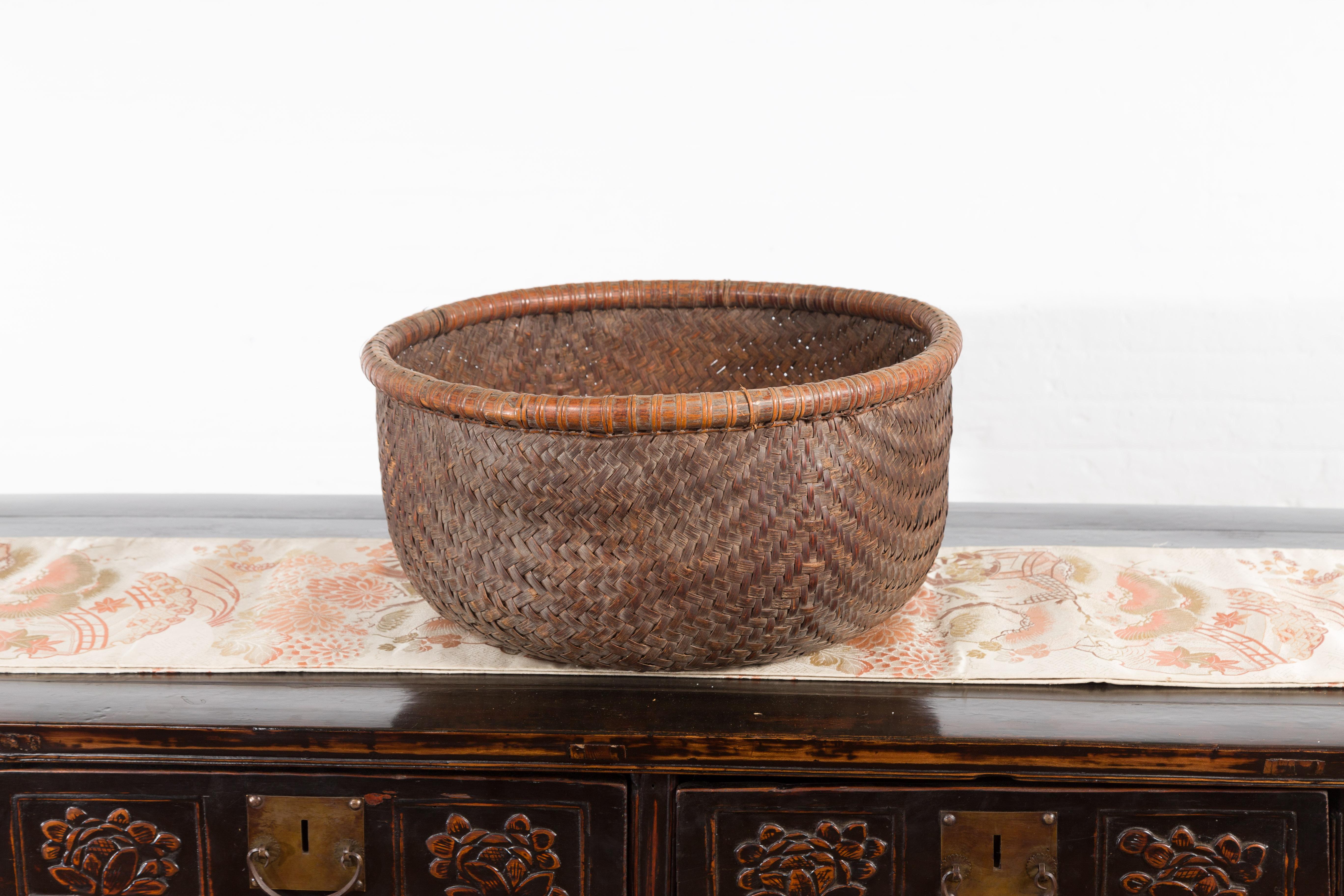 Rustic Chinese Qing Dynasty 19th Century Woven Rattan Round Grain Basket In Good Condition For Sale In Yonkers, NY