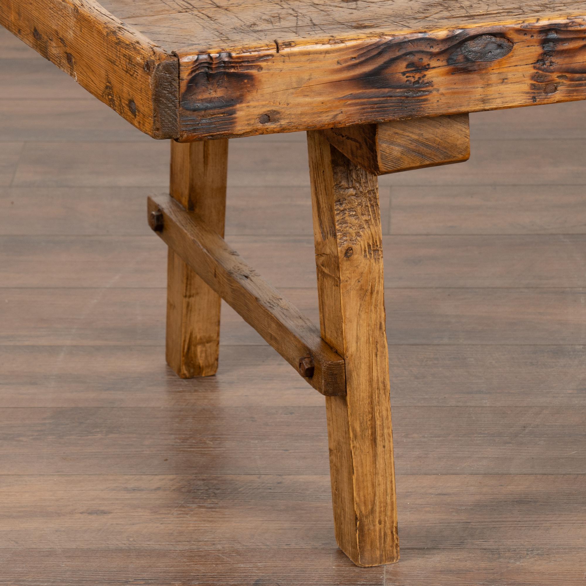 Table basse rustique à partir d'une table de travail en forme de planche à fromage, Suède vers 1820-40 en vente 3