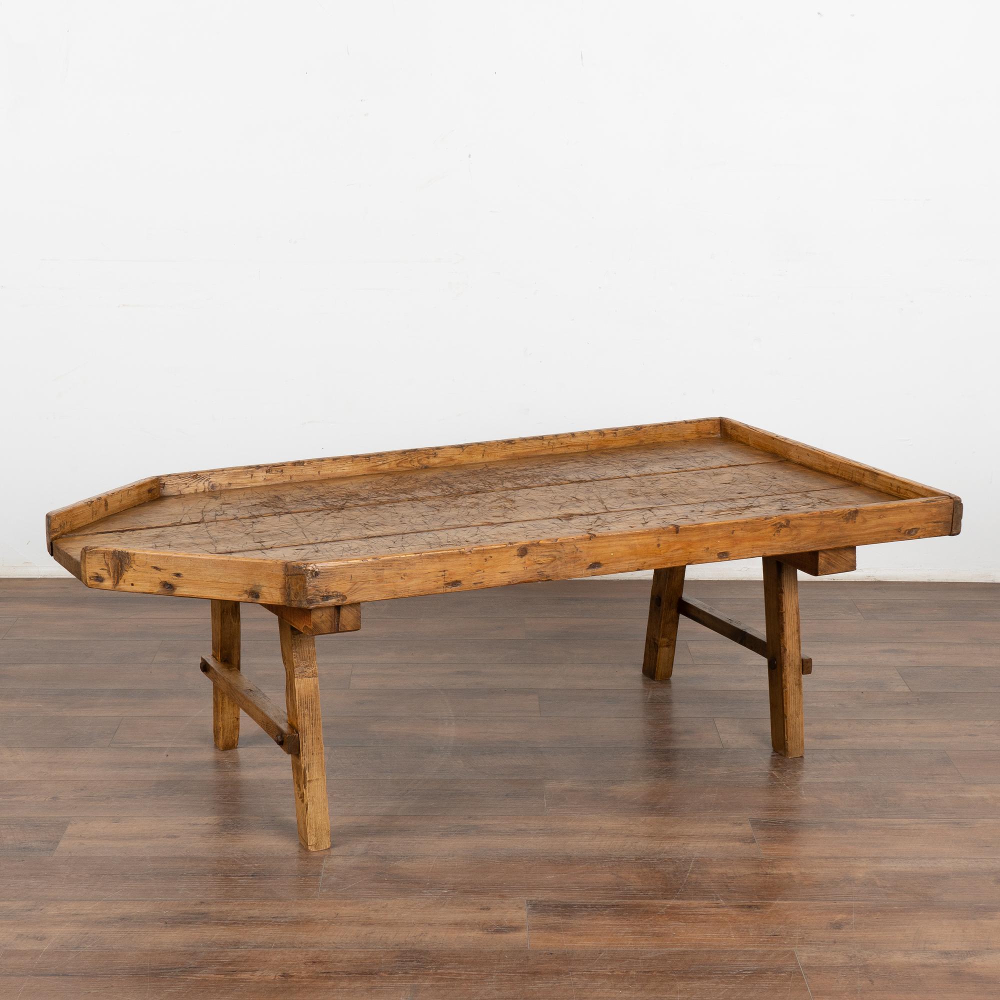 Table basse rustique à partir d'une table de travail en forme de planche à fromage, Suède vers 1820-40 en vente 5