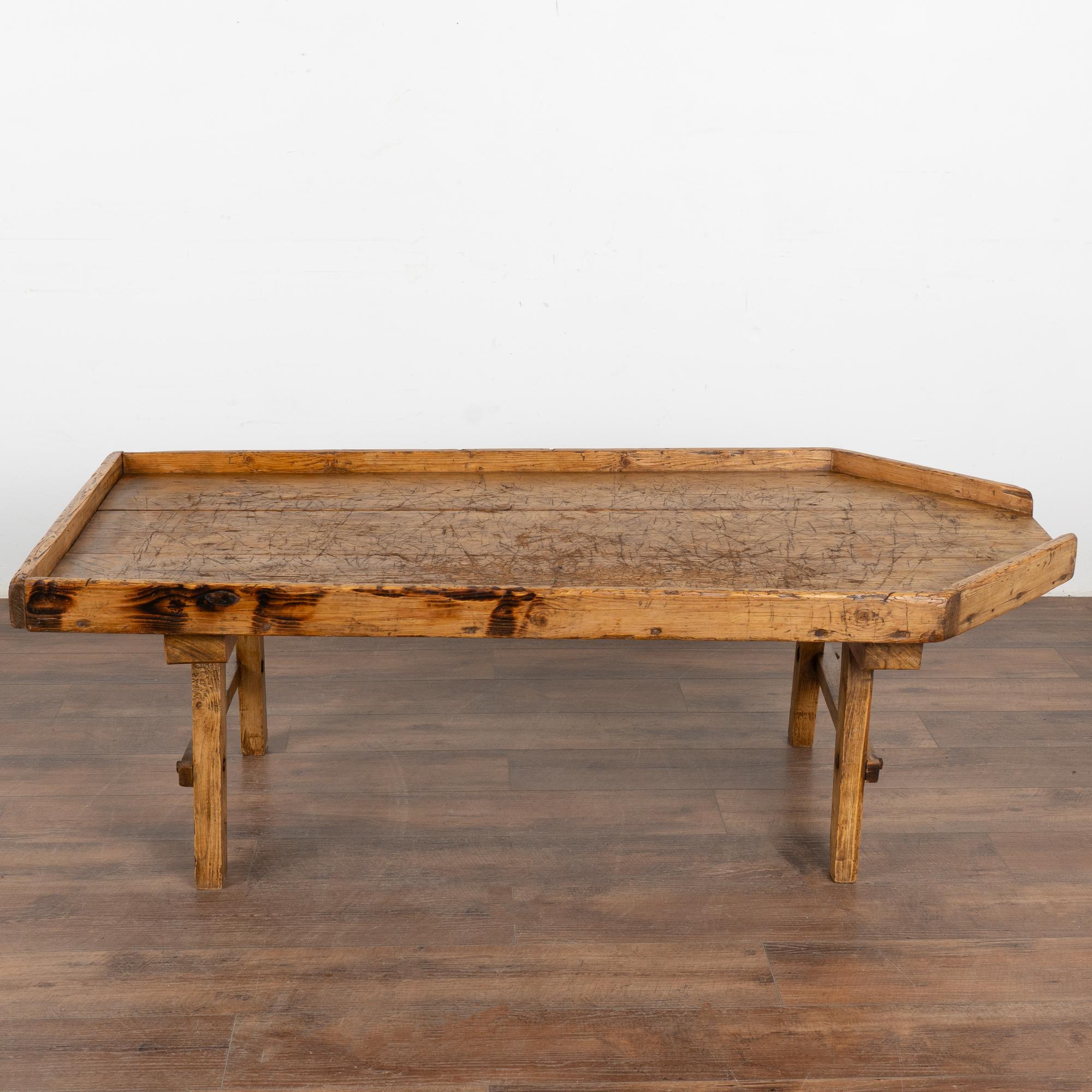 Rustique Table basse rustique à partir d'une table de travail en forme de planche à fromage, Suède vers 1820-40 en vente