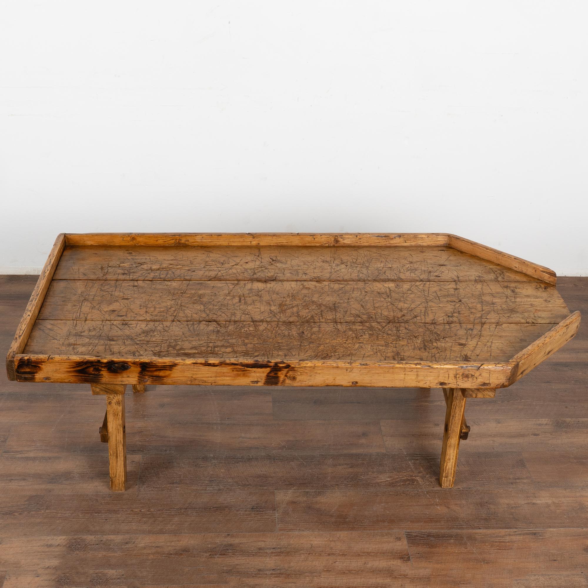 Suédois Table basse rustique à partir d'une table de travail en forme de planche à fromage, Suède vers 1820-40 en vente