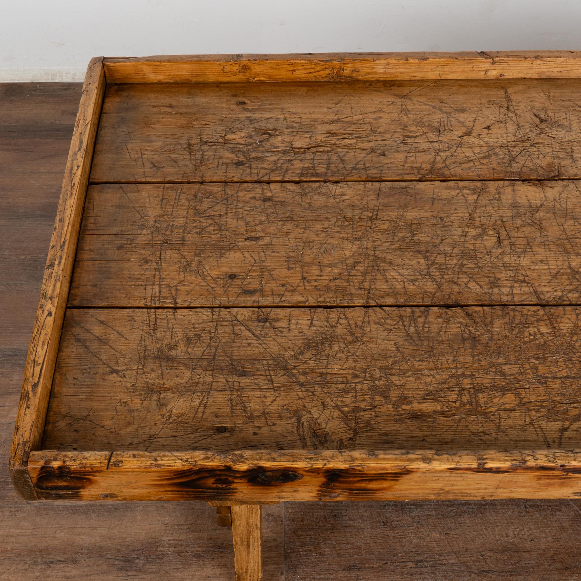 Table basse rustique à partir d'une table de travail en forme de planche à fromage, Suède vers 1820-40 Bon état - En vente à Round Top, TX